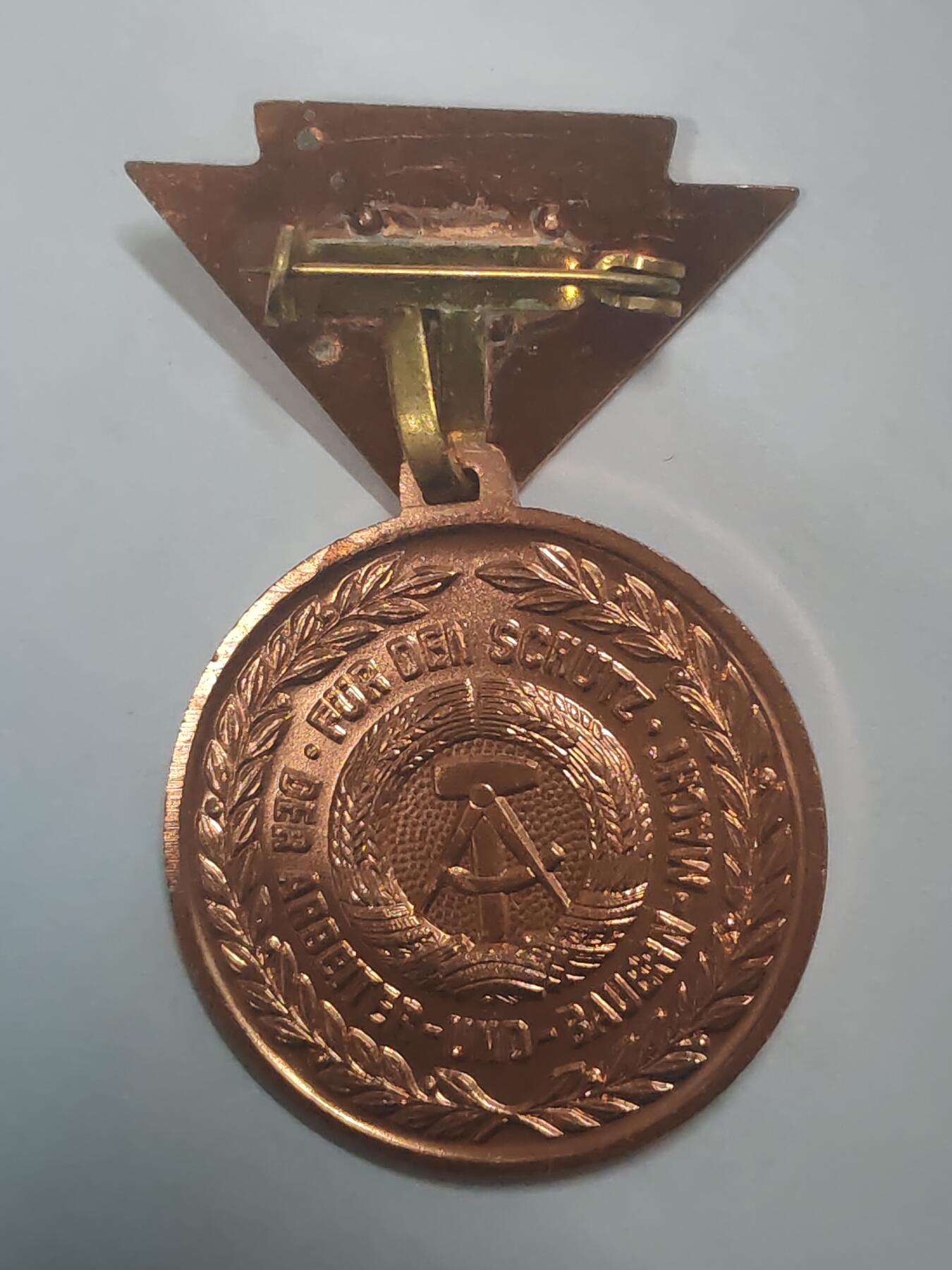 荷兰第128期勋赏拍卖 民主德国铜级人民军预备役优秀服务奖章