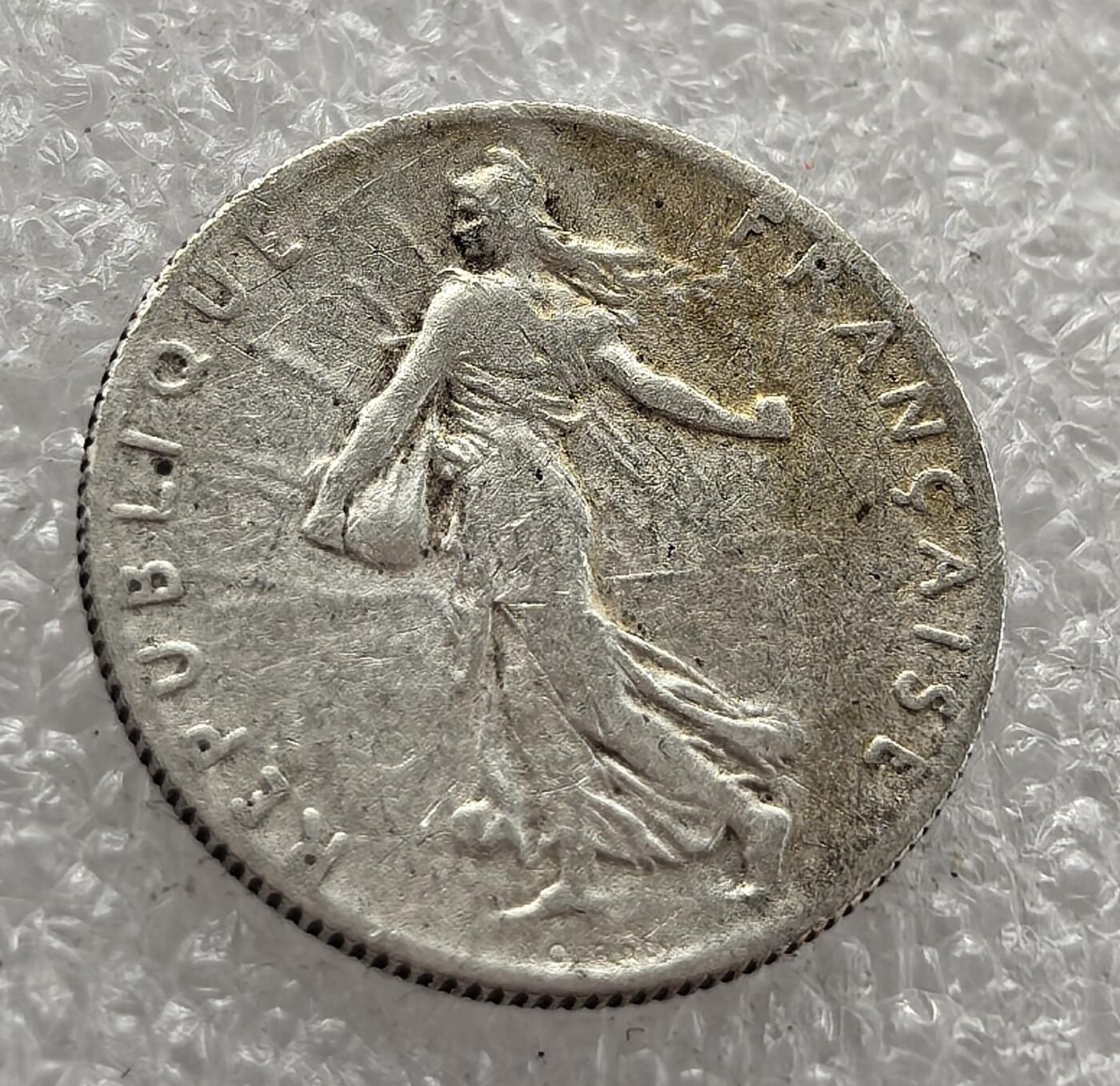  外国优质老铜币银币，周六九点倒数截拍，满百包邮，可寄存半年，喜欢朋友微信扫描二维码可直接参拍