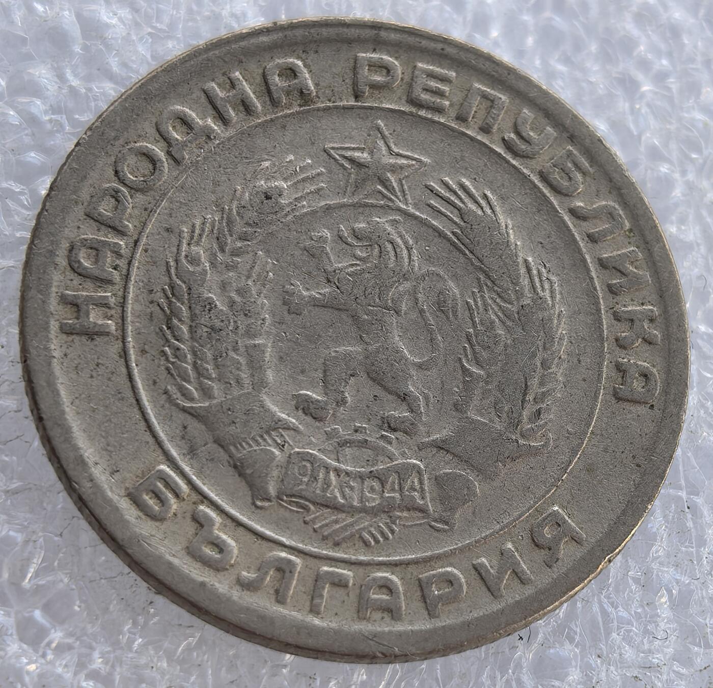  外国优质老铜币银币，周六九点倒数截拍，满百包邮，可寄存半年，喜欢朋友微信扫描二维码可直接参拍