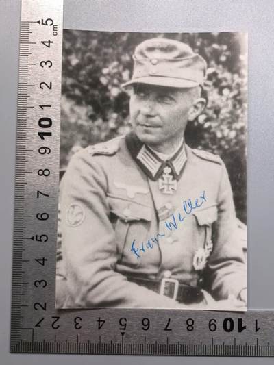 小驴勋章奖章收藏11月8日周六晚6点拍卖（珍爱和平，收藏战争，铭记历史，勿忘国耻，忠党爱国。有偿代拍，送拍规则在简介最后，参拍须阅读规则后再参拍，关系到运费包装发货时效真假辨别等关键信息，拍卖时不再发原图，看大图店主微信码在最后拍品里） - 橡叶饰骑士铁十字勋章获得者弗朗茨·韦勒（Franz Weller）上校签名照这是弗朗茨·韦勒在战后照片上的亲笔签名