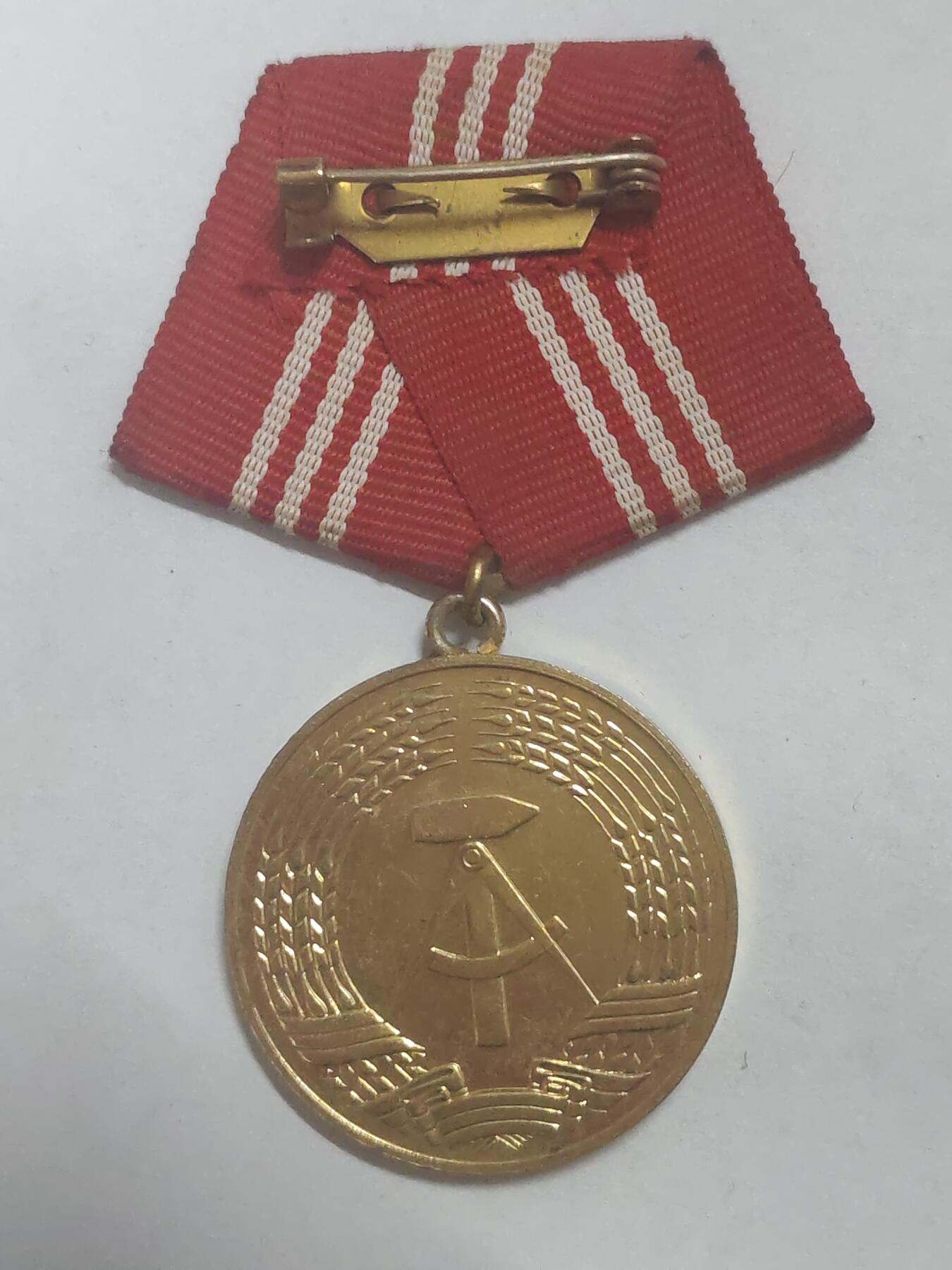 荷兰第128期勋赏拍卖 民主德国金级工战队忠诚服务奖章