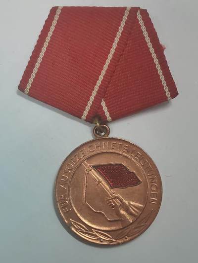 荷兰第128期勋赏拍卖 - 民主德国工战队优异成就奖章