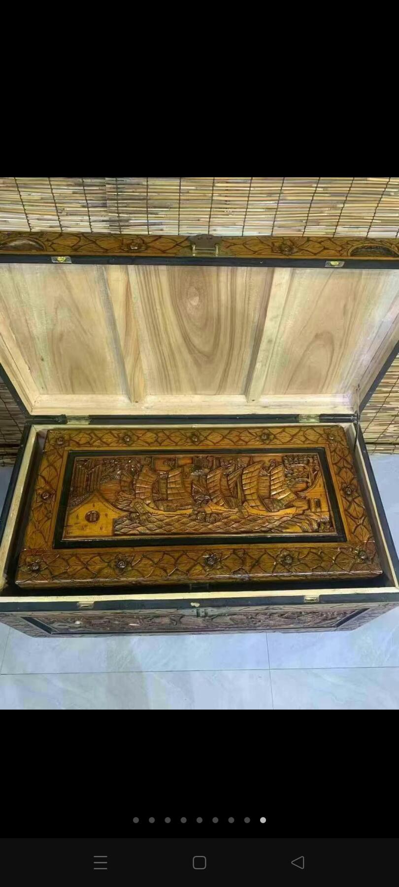 解放时期画箱（樟木），高浮雕，满工雕刻，采用樟木大板材，厚度2公分，雕刻一帆风顺，品相佳，入手即用，大箱100/54/49，小箱88/44/38