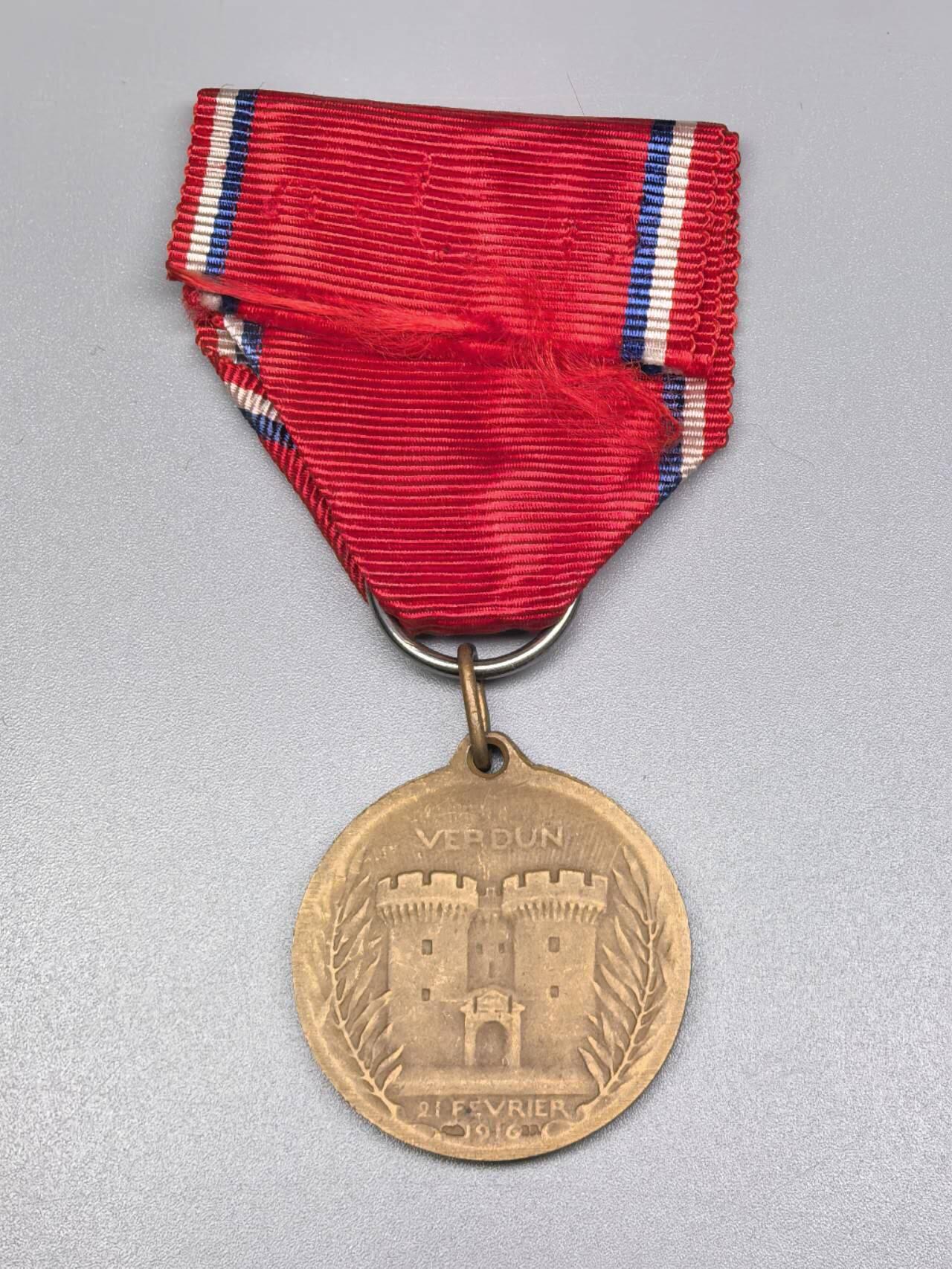 小驴勋章奖章收藏11月8日周六晚6点拍卖（珍爱和平，收藏战争，铭记历史，勿忘国耻，忠党爱国。有偿代拍，送拍规则在简介最后，参拍须阅读规则后再参拍，关系到运费包装发货时效真假辨别等关键信息，拍卖时不再发原图，看大图店主微信码在最后拍品里） 法国凡尔登战役纪念章，少见版本