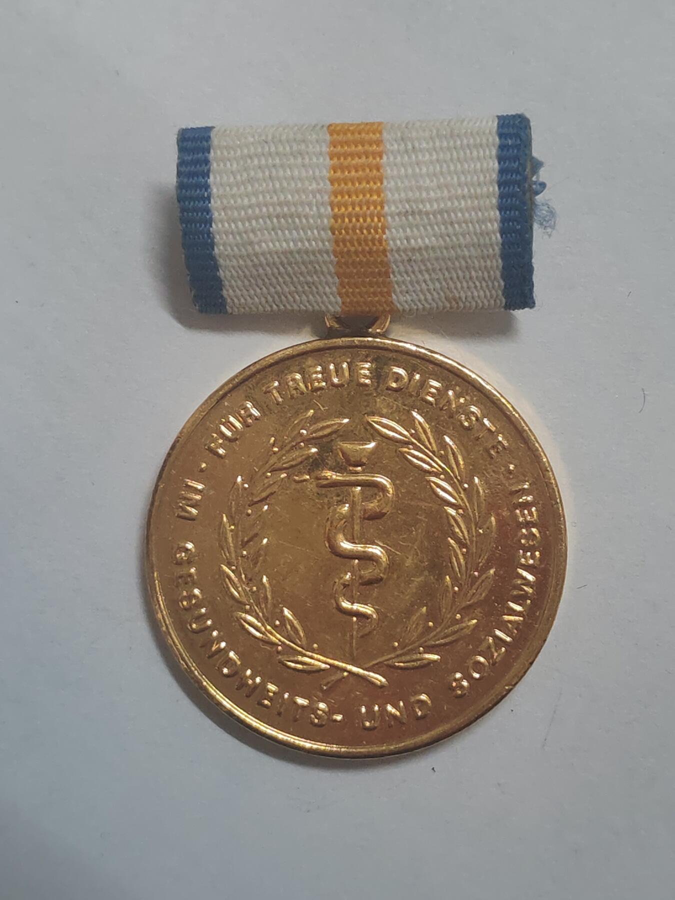 荷兰第128期勋赏拍卖 民主德国金级卫生服务功绩奖章