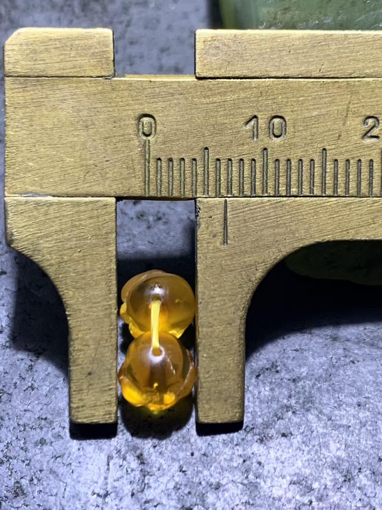 天然乌克兰原矿蜜蜡雕刻弥勒佛腰珠两颗，