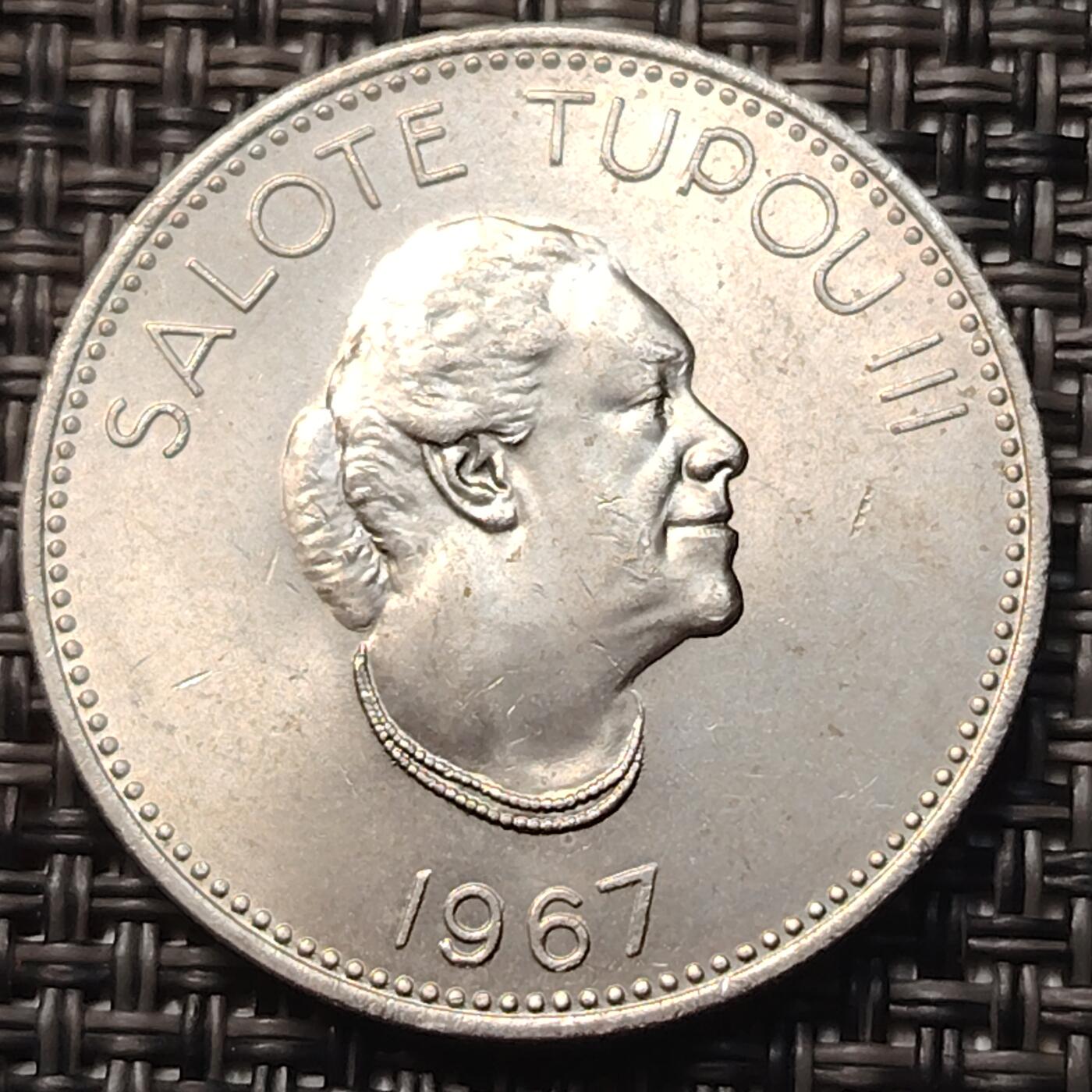 布加迪🐬～世界钱币(上海)🌾第 258 期 /  各国套币和散币 汤加🇹🇴 1967年 20分 萨洛特·图普三世女王纪念币 28.5mm