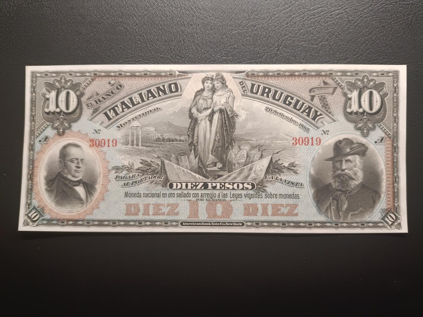 2025十一月第二期，总第200期 乌拉圭意大利银行1887年10比索UNC有针孔无47，极稀有的乌拉圭外资银行品种，正面是时任乌拉圭总统的奥多涅斯将军和发现新大陆的哥伦布，而背面是女性肖像坐在象征工业的铁砧飞轮和棉纱包中，背景是飞驰的火车