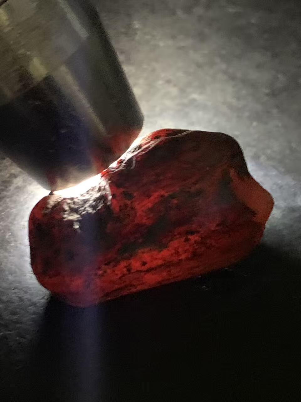 精美铁皮南红玛瑙原石一颗，