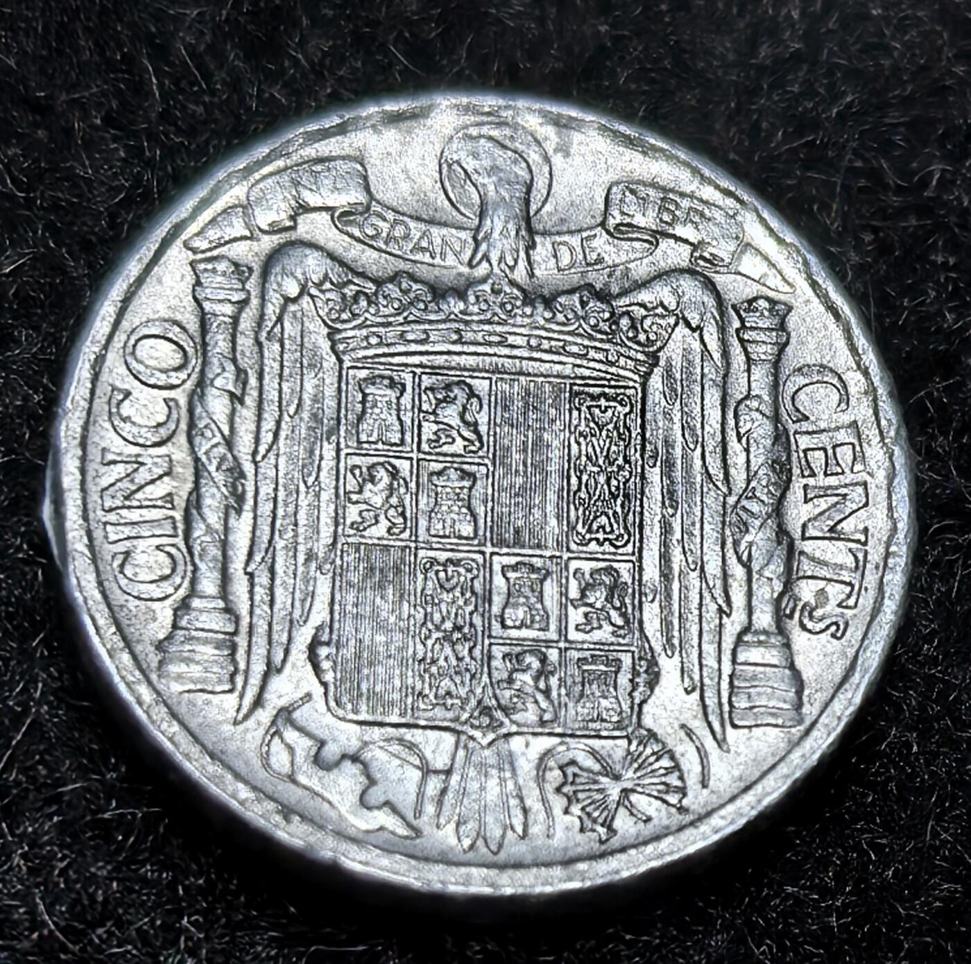 西班牙、丹属西印度、法属殖民地、乌拉圭银币古铜币，周五晚上九点倒数截拍，满百包邮，可寄存半年，喜欢朋友微信扫描二维码可直接参拍 全新铝币西班牙1945年5分，km765