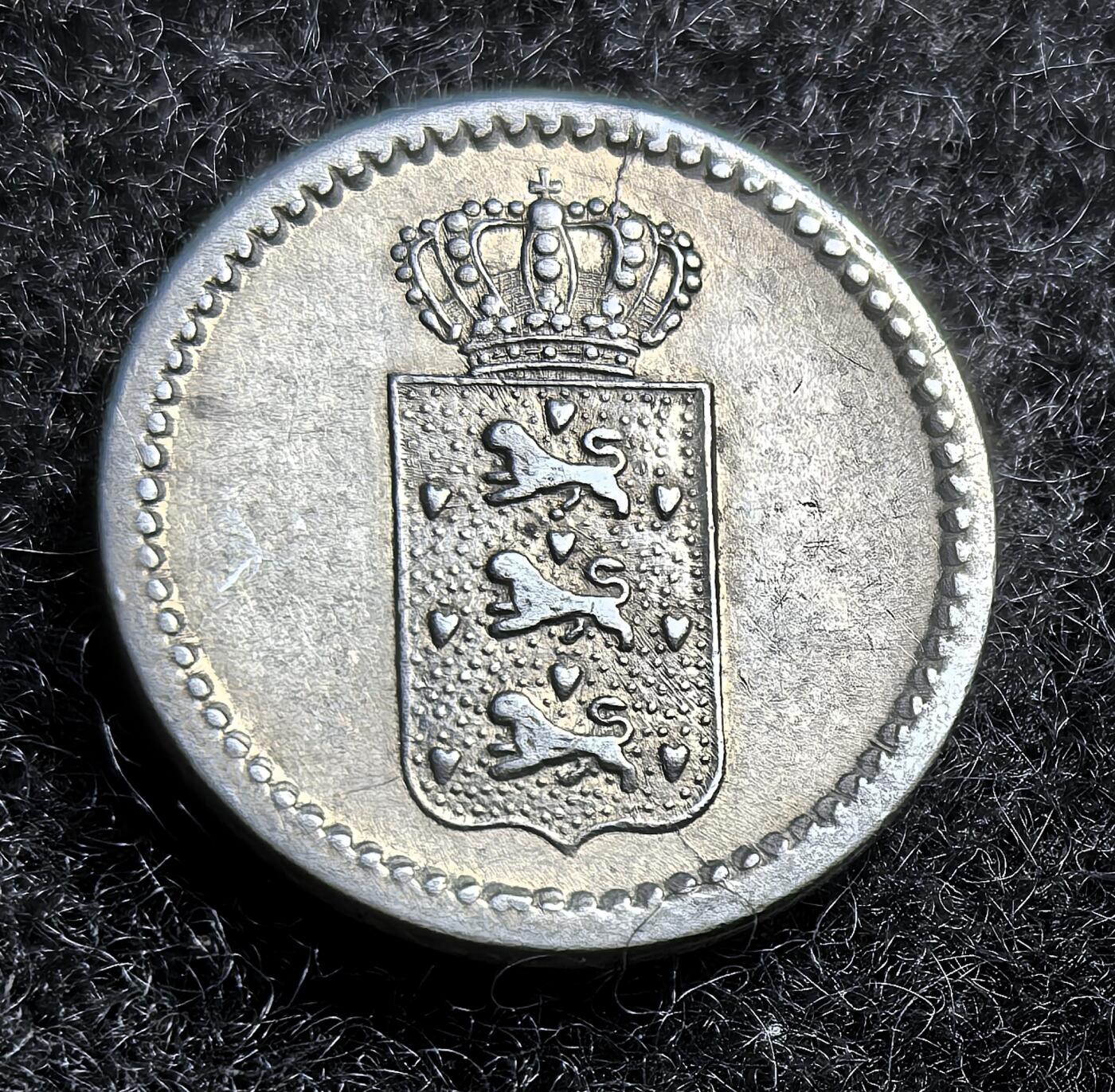 西班牙、丹属西印度、法属殖民地、乌拉圭银币古铜币，周五晚上九点倒数截拍，满百包邮，可寄存半年，喜欢朋友微信扫描二维码可直接参拍 好品丹属西印度1840年10斯克林小银币km16