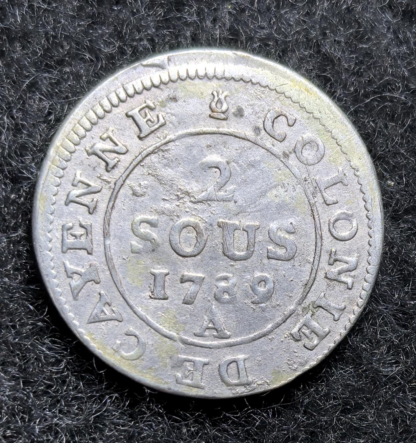 西班牙、丹属西印度、法属殖民地、乌拉圭银币古铜币，周五晚上九点倒数截拍，满百包邮，可寄存半年，喜欢朋友微信扫描二维码可直接参拍 路易十六国王卡宴殖民地1789年2苏银币km1a