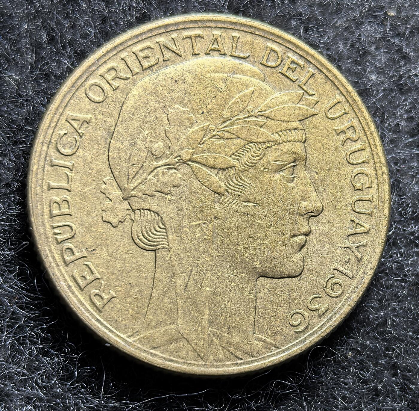 西班牙、丹属西印度、法属殖民地、乌拉圭银币古铜币，周五晚上九点倒数截拍，满百包邮，可寄存半年，喜欢朋友微信扫描二维码可直接参拍 全新品相乌拉圭1936年10分，km28