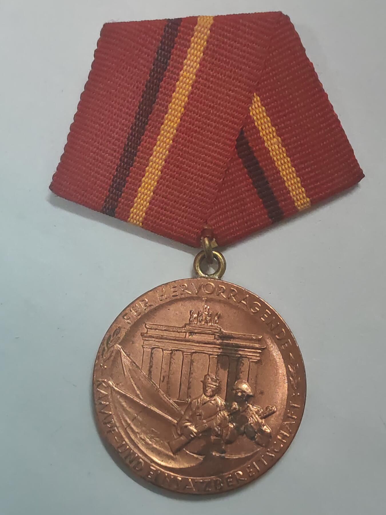 荷兰第128期勋赏拍卖 民主德国铜级工战队功绩服务奖章