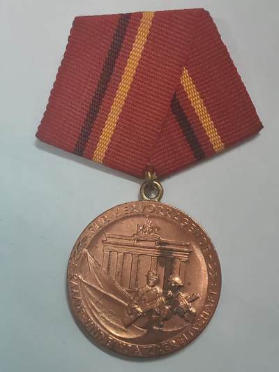 荷兰第128期勋赏拍卖 - 民主德国铜级工战队功绩服务奖章