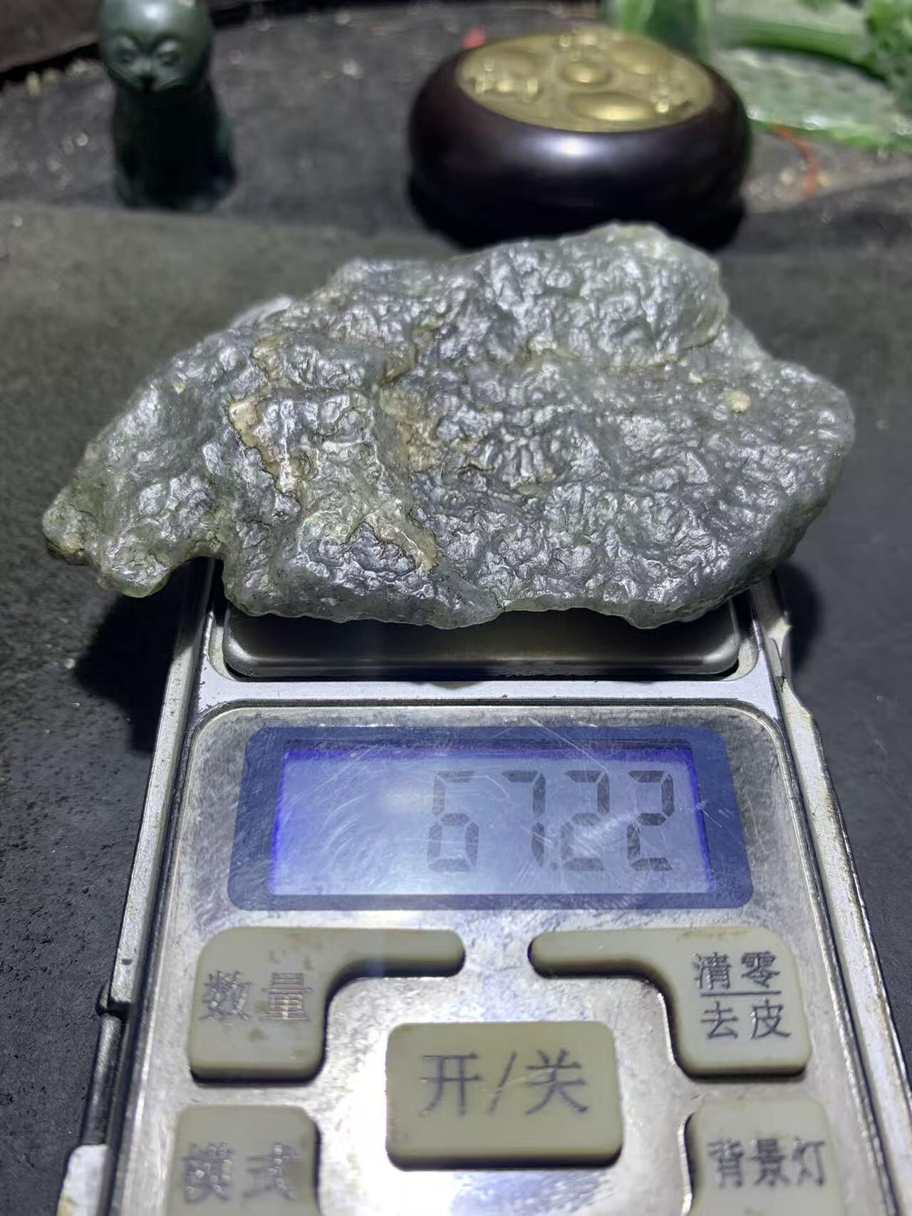 新疆戈壁风化纹和田玉青花玉原石一颗，