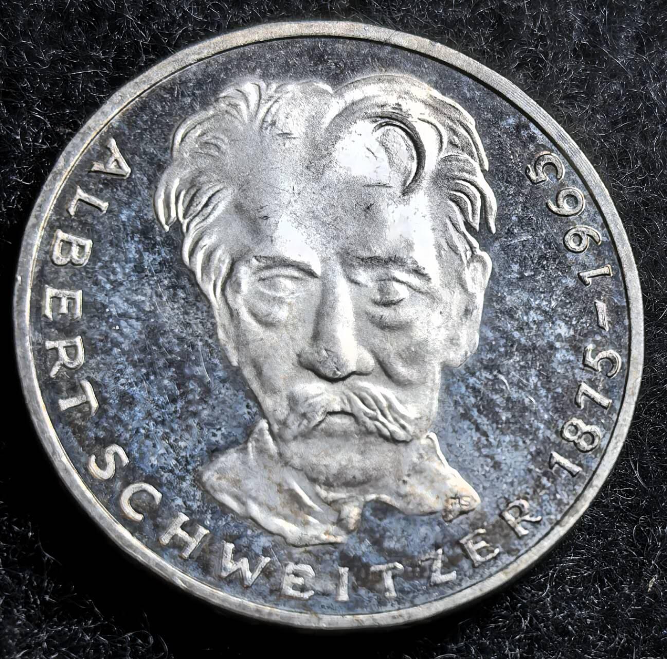  外国优质老铜币银币，周六九点倒数截拍，满百包邮，可寄存半年，喜欢朋友微信扫描二维码可直接参拍 精制德国1975年艾伯特史怀哲5马克银币