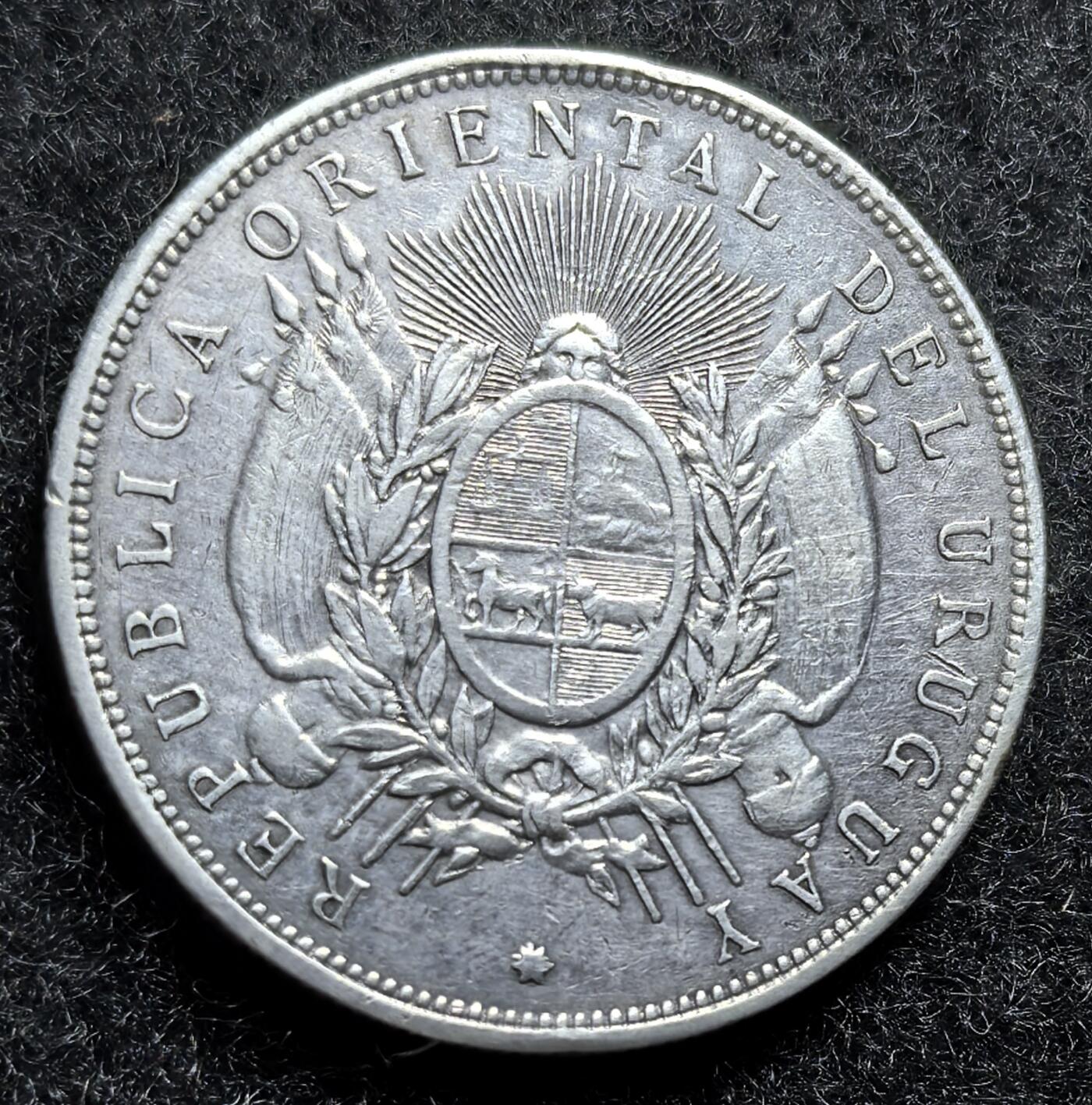 西班牙、丹属西印度、法属殖民地、乌拉圭银币古铜币，周五晚上九点倒数截拍，满百包邮，可寄存半年，喜欢朋友微信扫描二维码可直接参拍 AU品相少见六角星版乌拉圭1895年1比索大银币，km18