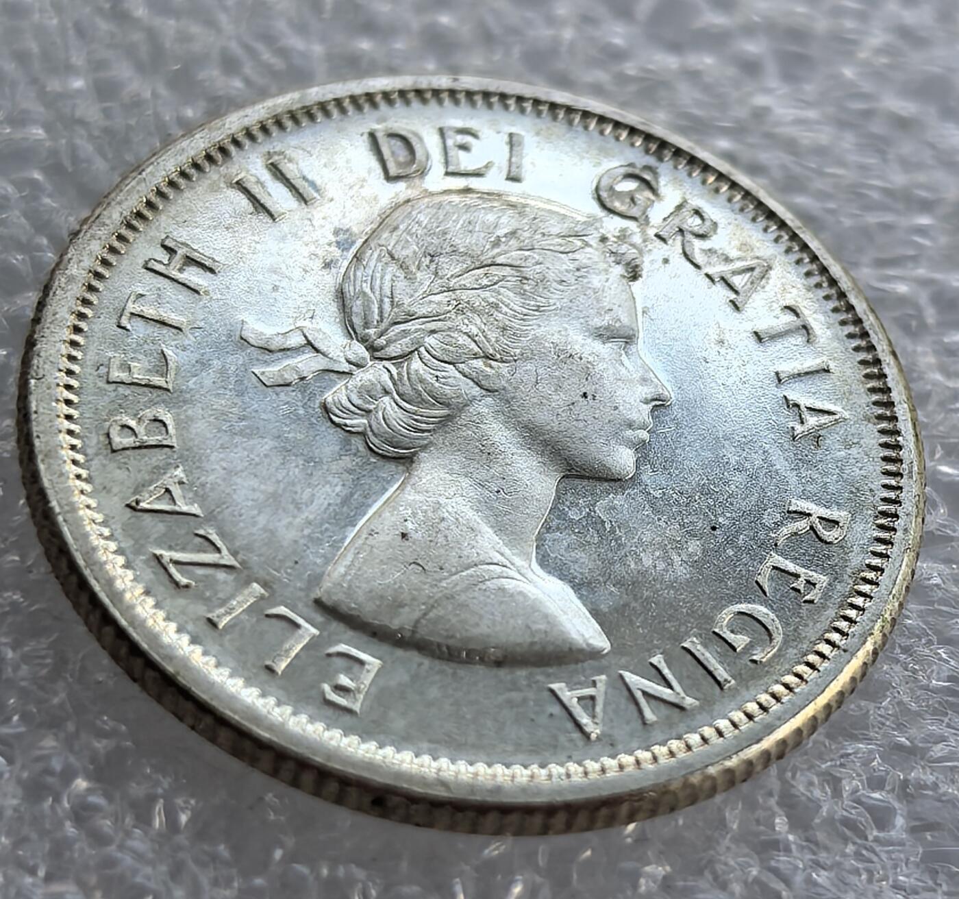  外国优质老铜币银币，周六九点倒数截拍，满百包邮，可寄存半年，喜欢朋友微信扫描二维码可直接参拍