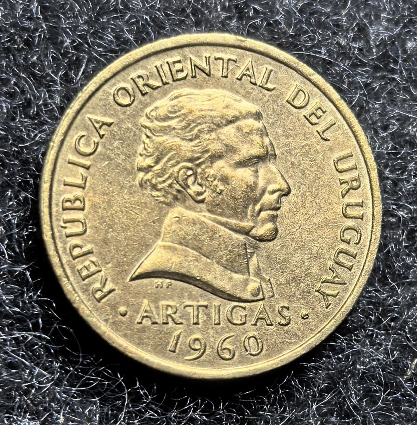 西班牙、丹属西印度、法属殖民地、乌拉圭银币古铜币，周五晚上九点倒数截拍，满百包邮，可寄存半年，喜欢朋友微信扫描二维码可直接参拍 乌拉圭1960年2分，km37