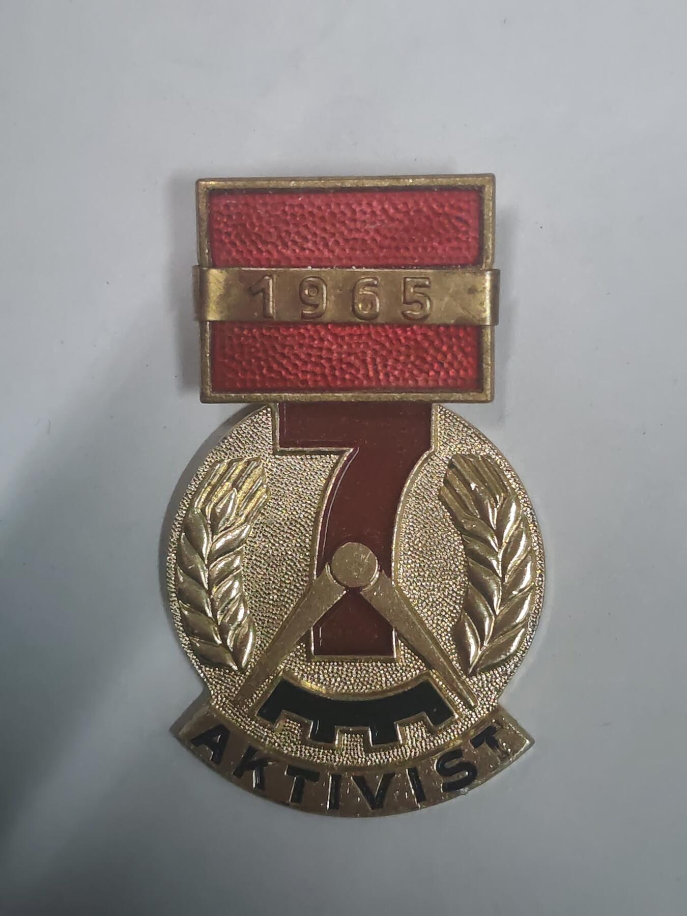 荷兰第128期勋赏拍卖 民主德国七年计划劳动模范奖章