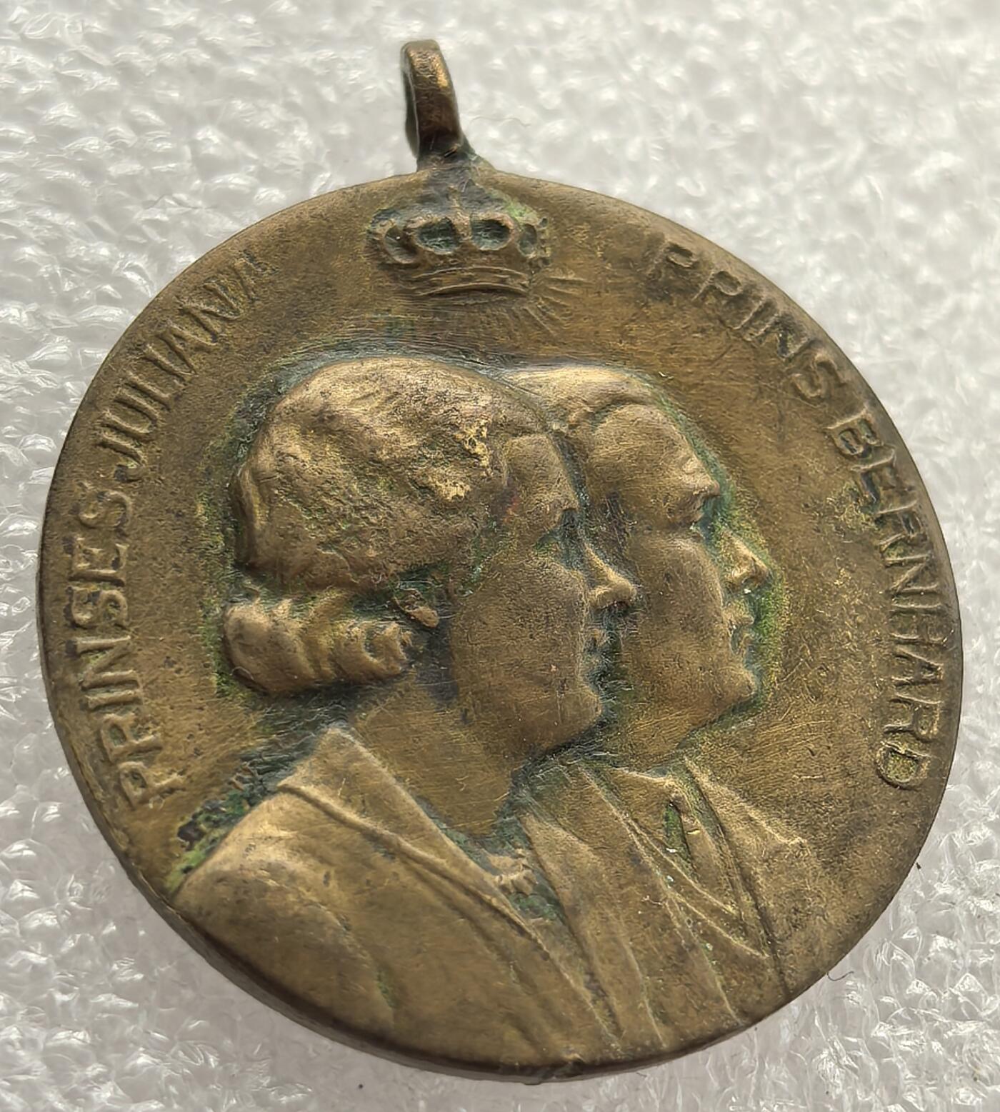  外国优质老铜币银币，周六九点倒数截拍，满百包邮，可寄存半年，喜欢朋友微信扫描二维码可直接参拍 荷兰1937年朱莉安娜公主大婚纪念章