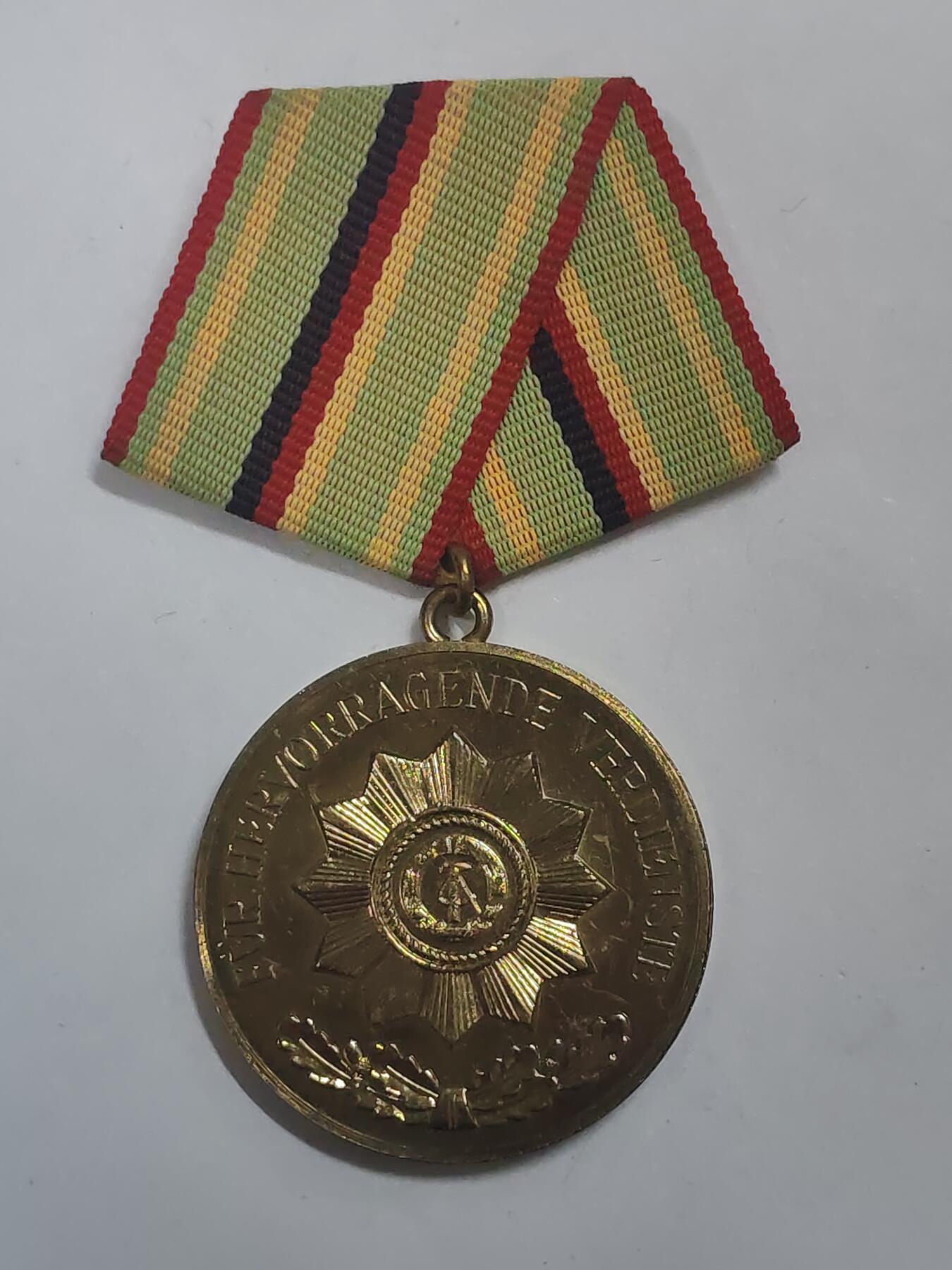 荷兰第128期勋赏拍卖 民主德国金级内务部功绩服役奖章