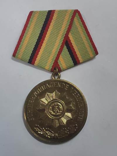 荷兰第128期勋赏拍卖 - 民主德国金级内务部功绩服役奖章