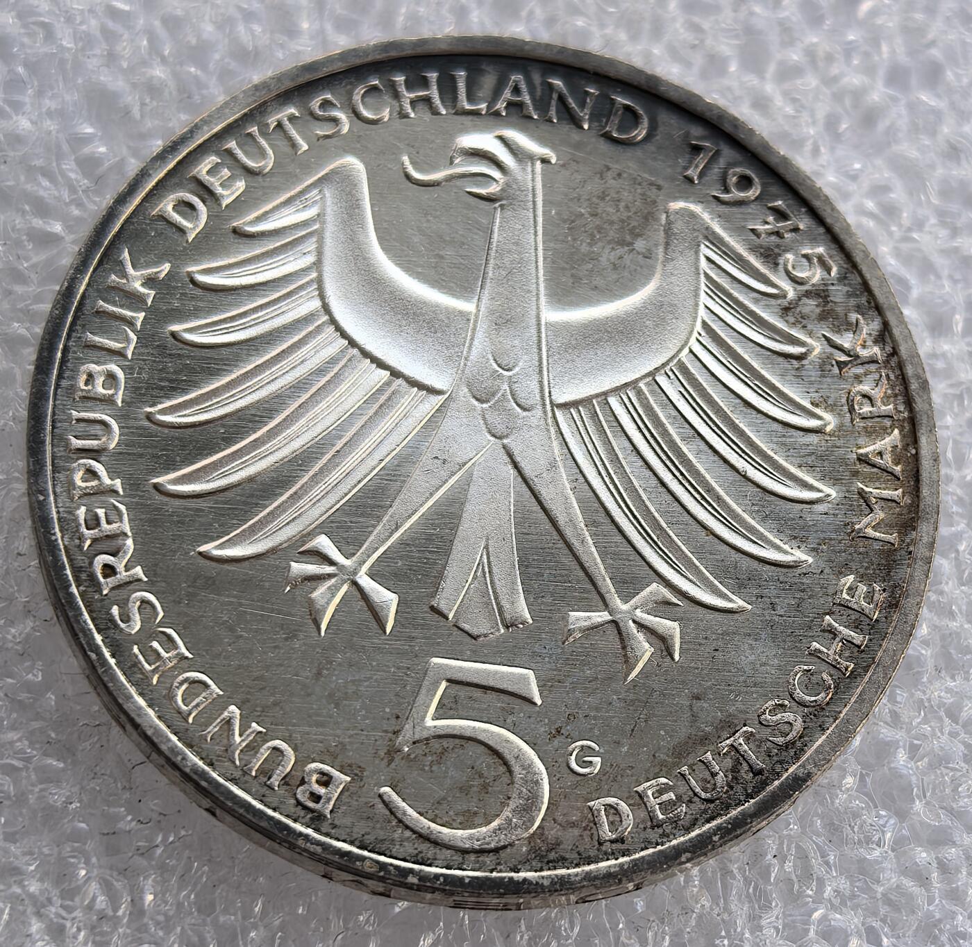  外国优质老铜币银币，周六九点倒数截拍，满百包邮，可寄存半年，喜欢朋友微信扫描二维码可直接参拍 精制德国1975年艾伯特史怀哲5马克银币