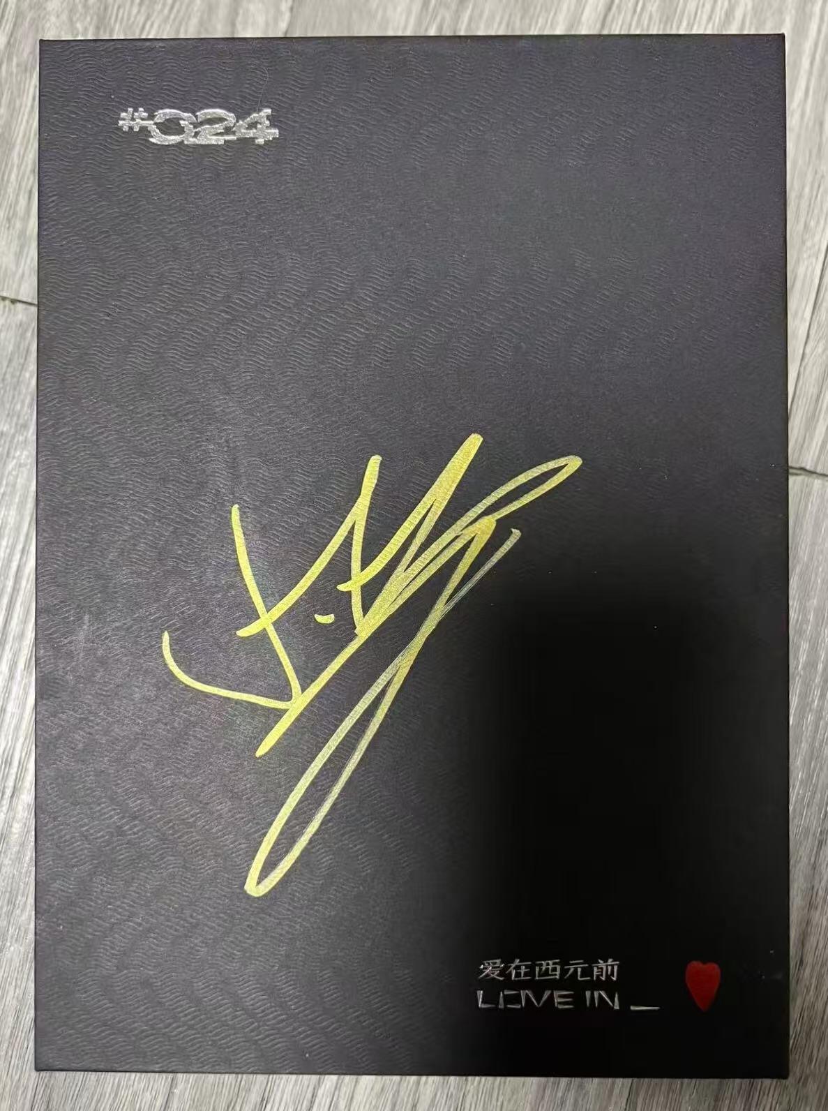 零元拍：周杰伦亲签＃024经典黄油曲奇 精美收藏礼盒，每一块曲奇都是脍炙人口的歌词……三里屯024号小白楼的“爱在西元前咖啡面包店”是周董打造的主题咖啡店，店内设计融入大量其音乐元素，如《告白气球》《稻香》等歌曲命名的甜品，以及标志性的24K鎏金三角钢琴。该楼也被称为“024小白楼”，除咖啡店外，（曲奇大概率已过保质期，仅供收藏，禁止使用，特此说明）