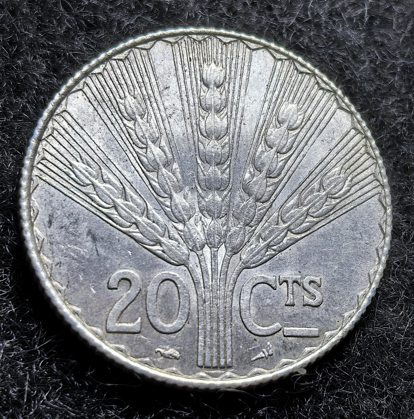 西班牙、丹属西印度、法属殖民地、乌拉圭银币古铜币，周五晚上九点倒数截拍，满百包邮，可寄存半年，喜欢朋友微信扫描二维码可直接参拍 UNC品相乌拉圭1930年20分银币，km26