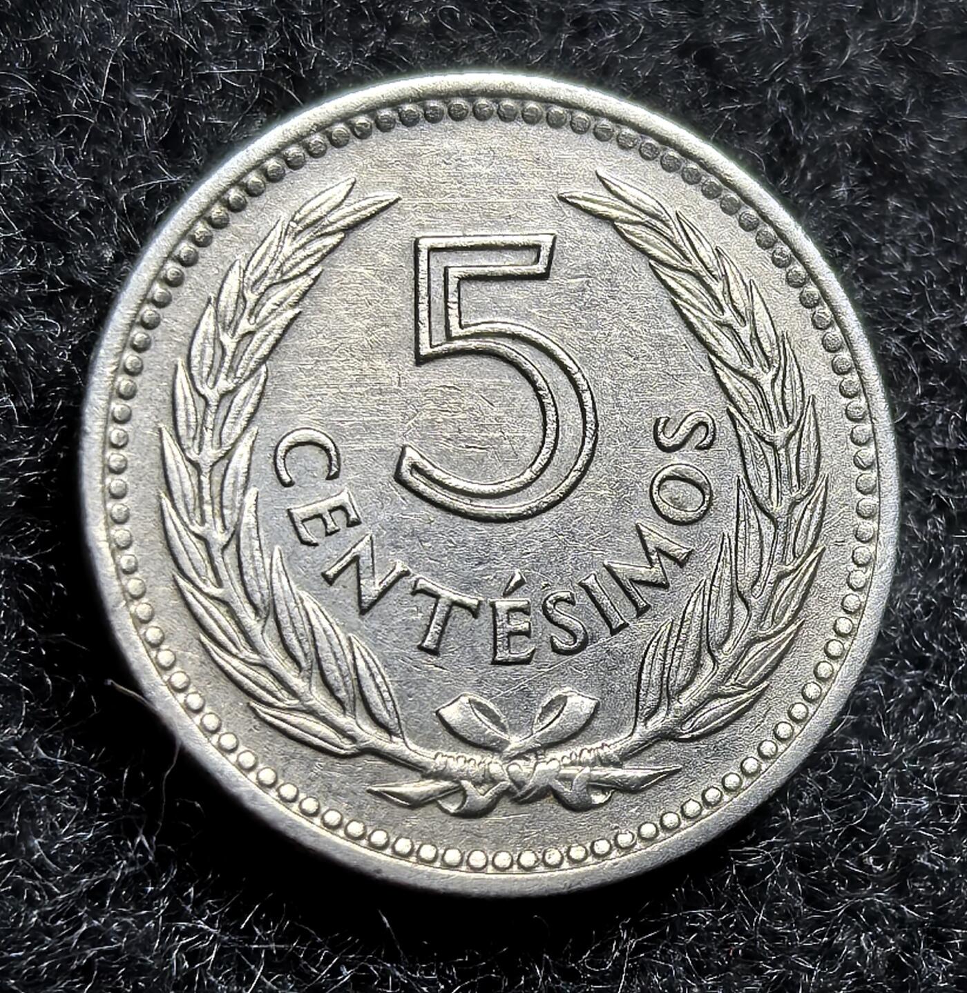 西班牙、丹属西印度、法属殖民地、乌拉圭银币古铜币，周五晚上九点倒数截拍，满百包邮，可寄存半年，喜欢朋友微信扫描二维码可直接参拍 AU品相乌拉圭1953年5分，km34