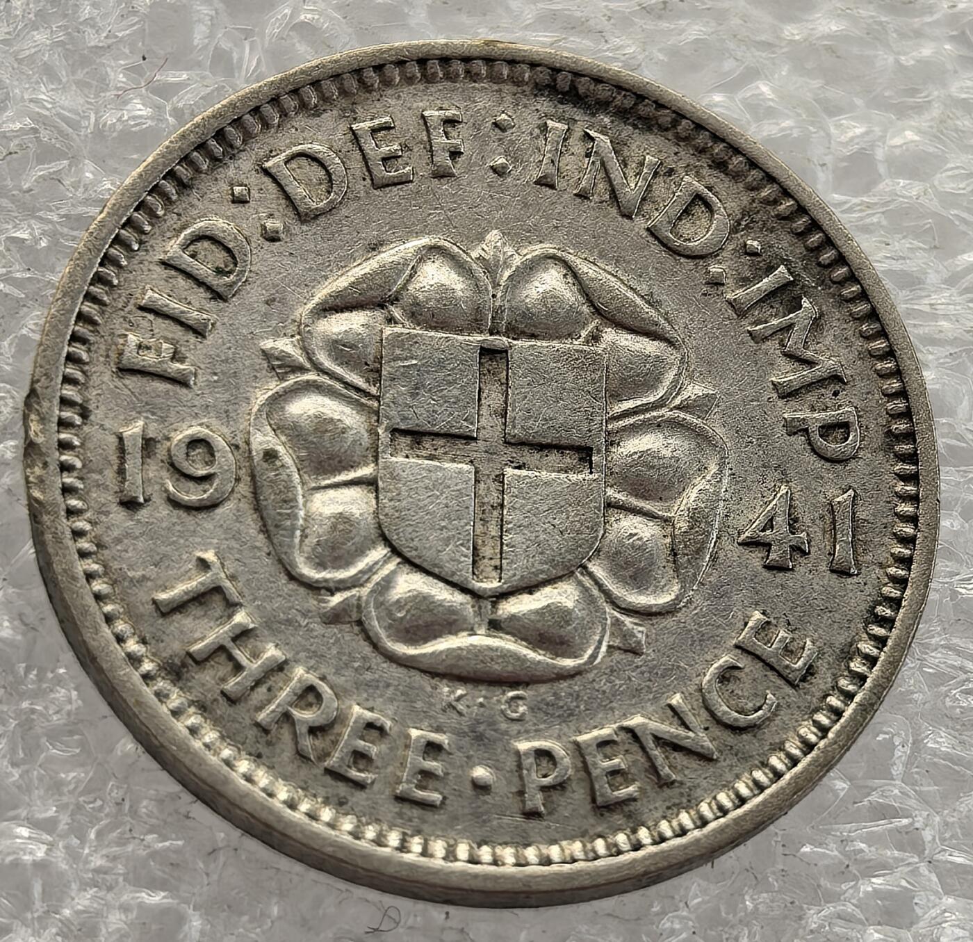  外国优质老铜币银币，周六九点倒数截拍，满百包邮，可寄存半年，喜欢朋友微信扫描二维码可直接参拍 英国1941年3便士银币