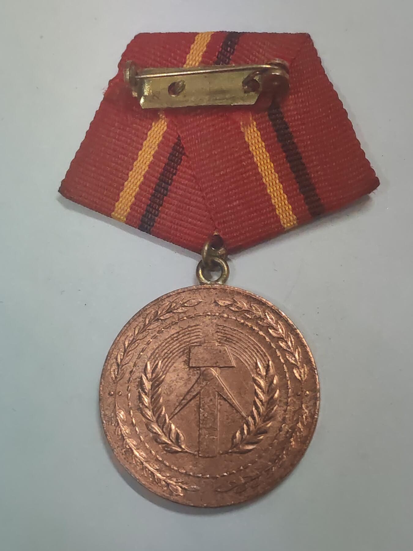 荷兰第128期勋赏拍卖 民主德国铜级工战队功绩服务奖章