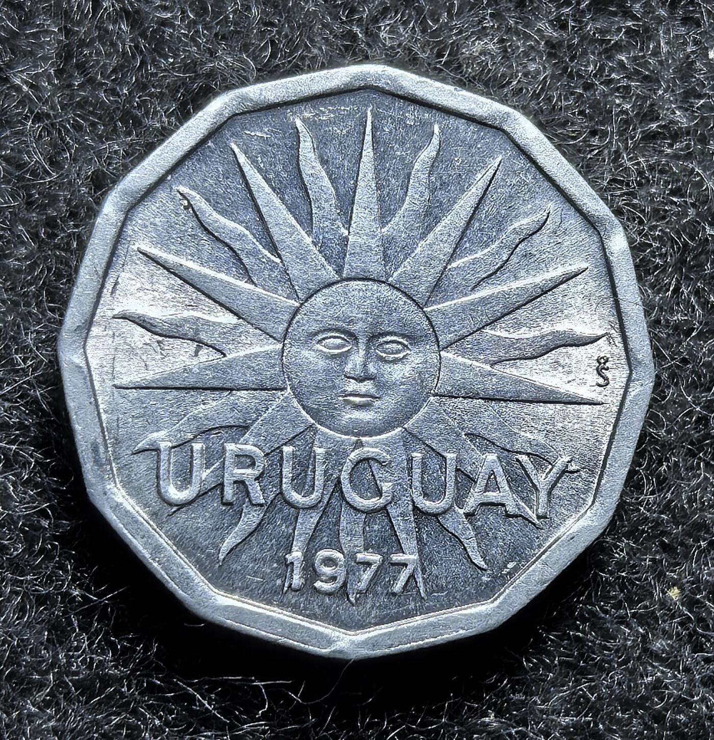西班牙、丹属西印度、法属殖民地、乌拉圭银币古铜币，周五晚上九点倒数截拍，满百包邮，可寄存半年，喜欢朋友微信扫描二维码可直接参拍 乌拉圭1977年2分,km72