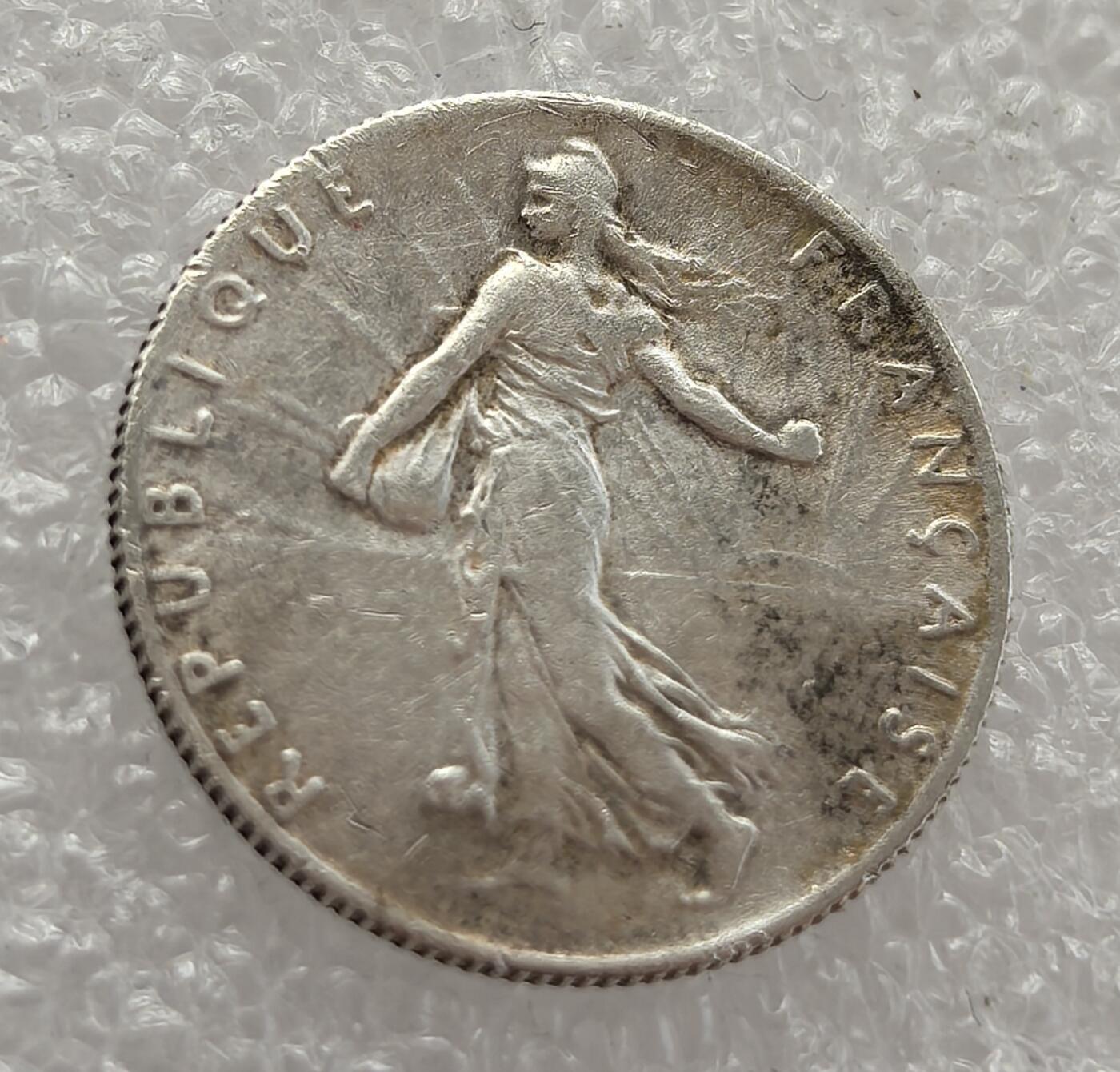  外国优质老铜币银币，周六九点倒数截拍，满百包邮，可寄存半年，喜欢朋友微信扫描二维码可直接参拍