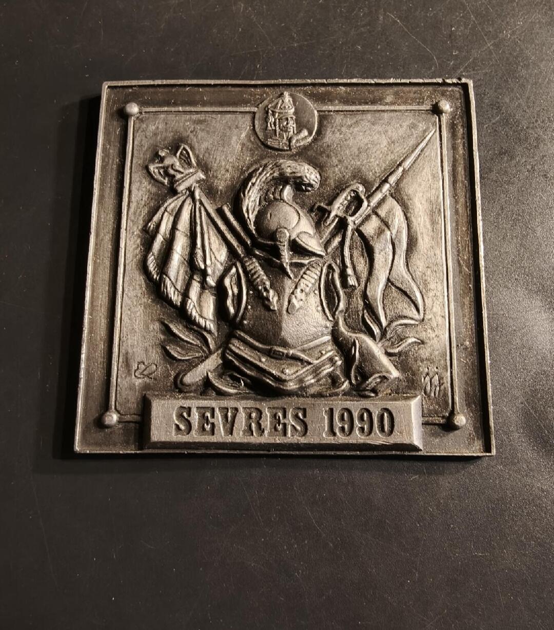 勋章杂货  法国塞方形镀银纪念章       重量327.7g
