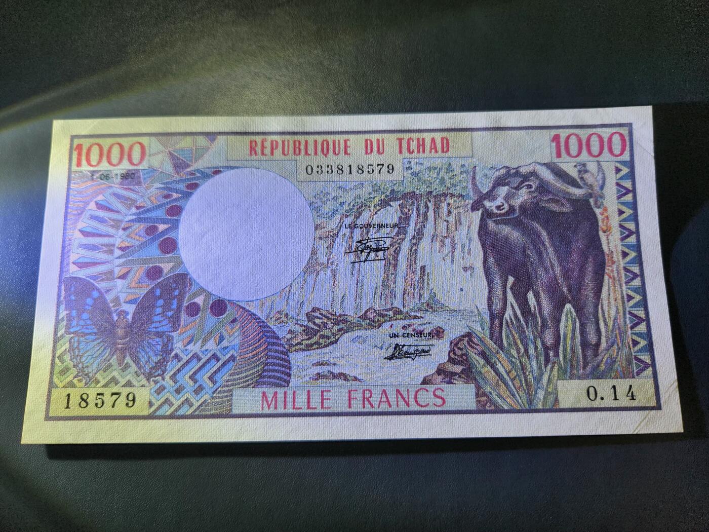 11月9号晚上8点 外国纸币自动截拍第54场  乍得1980年1000法郎 水牛 法属风格。新品四角有压痕