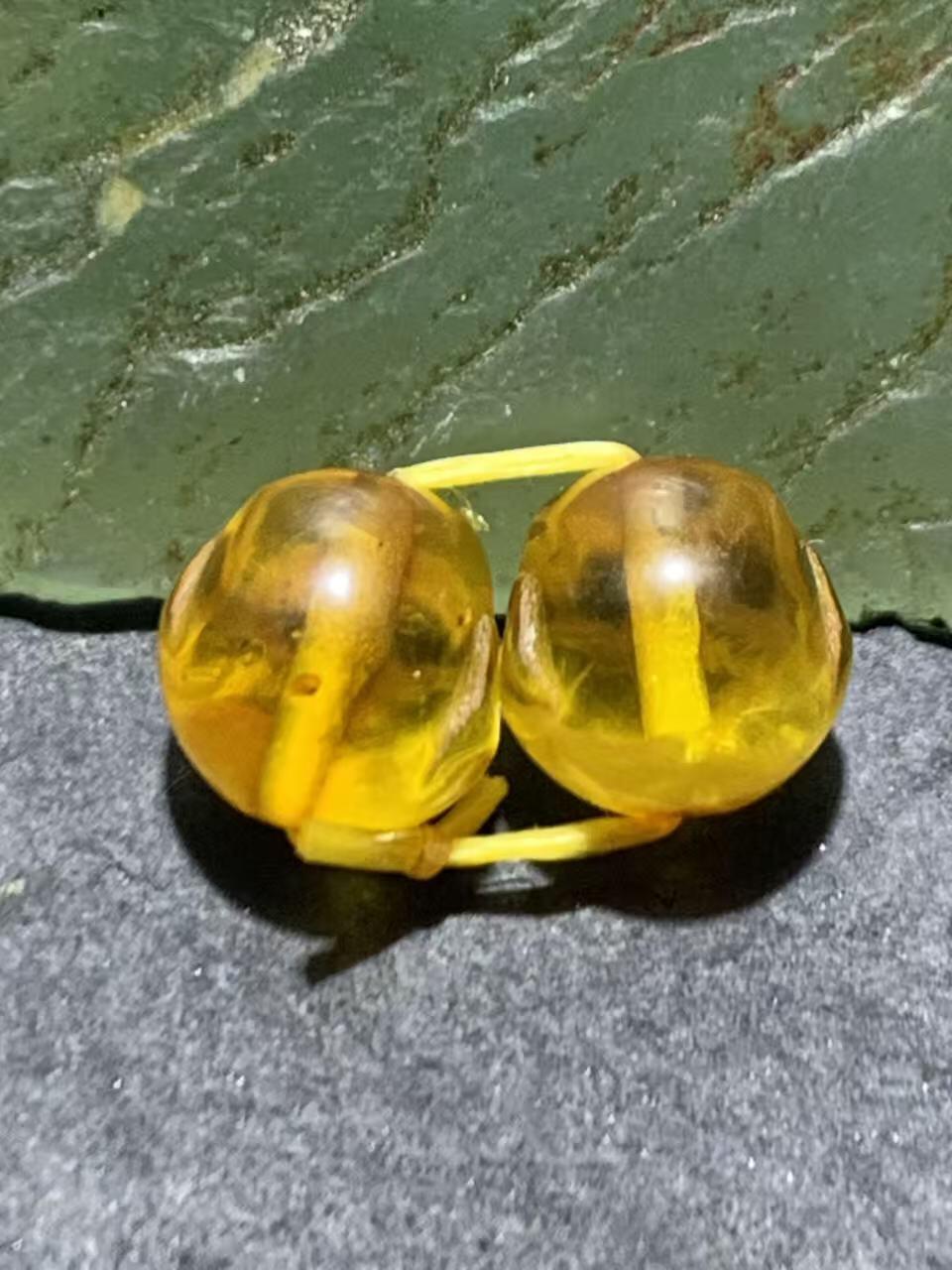 天然乌克兰原矿蜜蜡雕刻弥勒佛腰珠两颗，