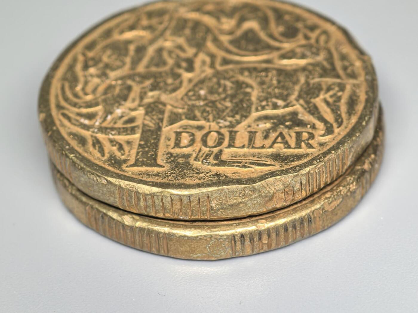 小驴勋章奖章收藏11月8日周六晚6点拍卖（珍爱和平，收藏战争，铭记历史，勿忘国耻，忠党爱国。有偿代拍，送拍规则在简介最后，参拍须阅读规则后再参拍，关系到运费包装发货时效真假辨别等关键信息，拍卖时不再发原图，看大图店主微信码在最后拍品里） 84、94年澳大利亚澳元1元硬币一对，品如图