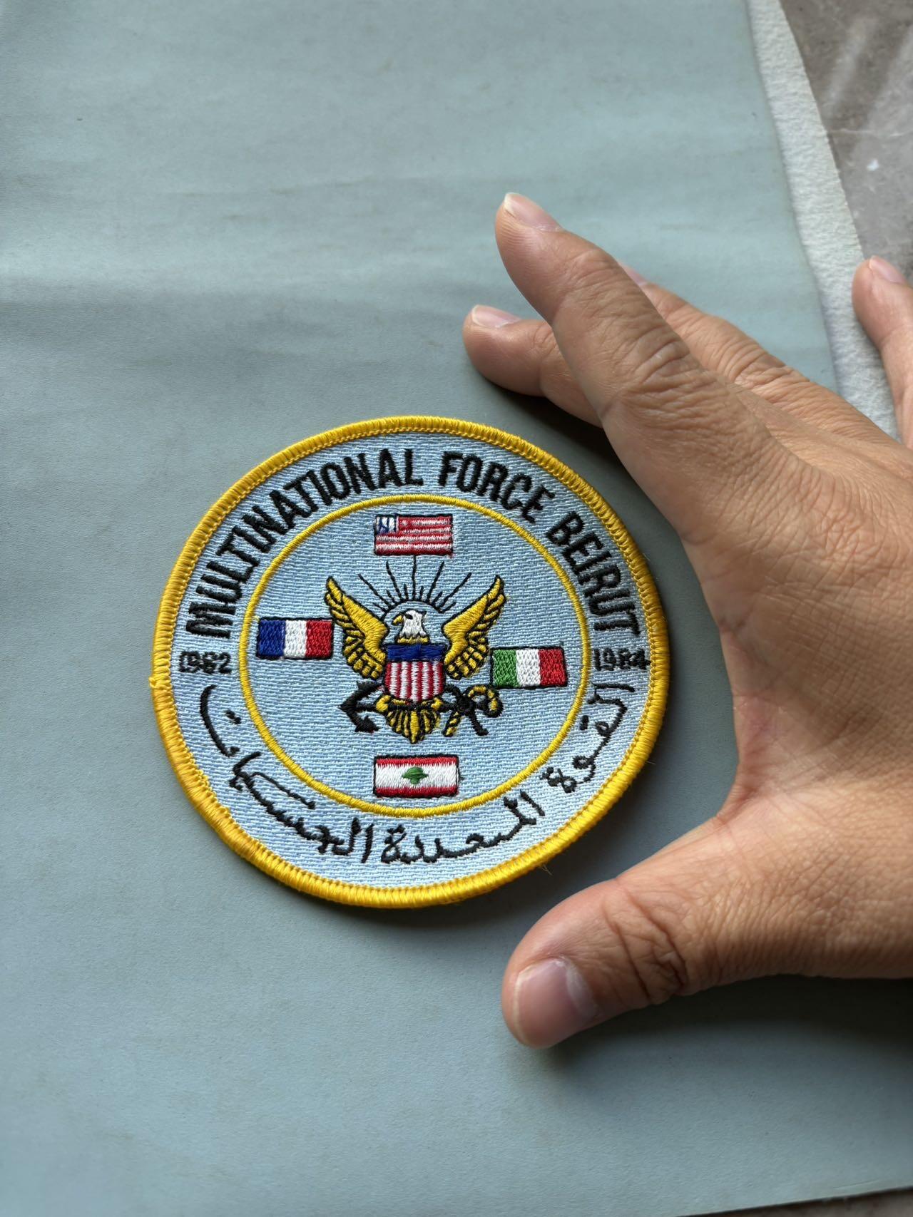 盛世勋华——号角文化勋章邮票专场拍卖第287期 贝鲁特多国部队1982-1984年臂章，大尺寸，代表1982-1984年期间美国、法国、意大利和黎巴嫩维和的多国维和力量，1982年黎巴嫩内战期间，以色列入侵黎巴嫩，巴解组织被围困于贝鲁特。为监督停火与巴解撤离，美国、法国、意大利等国组建多国部队进驻贝鲁特。这支部队虽以维和为初衷，却深陷地区冲突，期间发生多起袭击（如1983年美国兵营爆炸事件），最终于1984年撤离