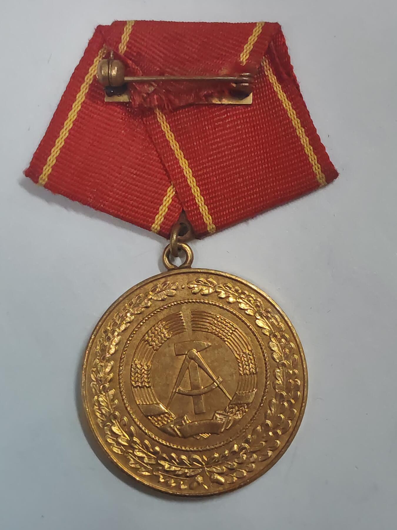 荷兰第128期勋赏拍卖 民主德国特级三等内务部圆满服务奖章