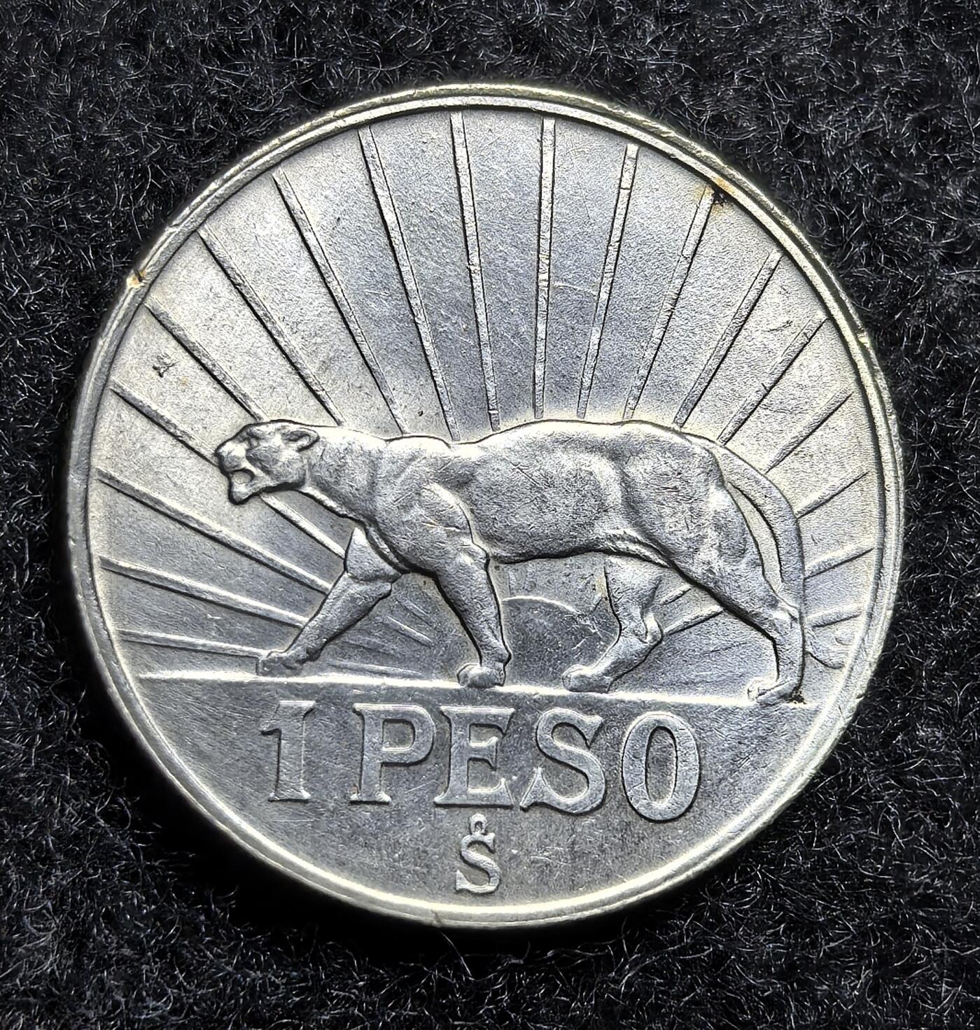 西班牙、丹属西印度、法属殖民地、乌拉圭银币古铜币，周五晚上九点倒数截拍，满百包邮，可寄存半年，喜欢朋友微信扫描二维码可直接参拍 全新品相乌拉圭1942年1比索银币，km30