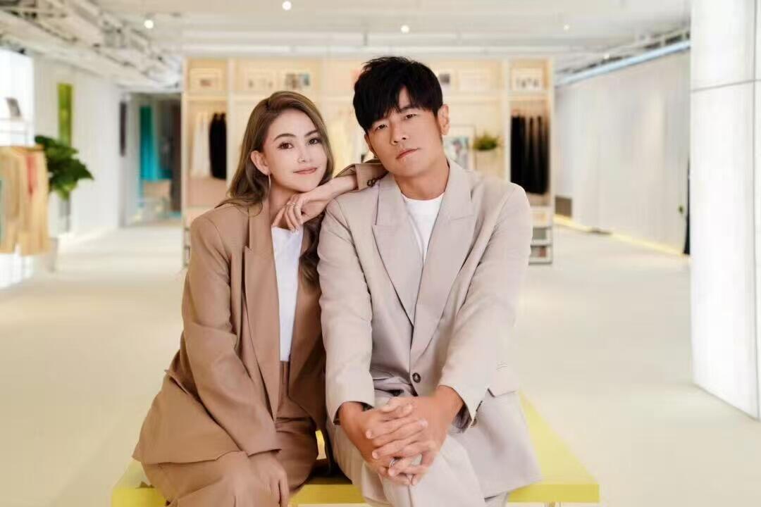 零元拍：周杰伦亲签＃024经典黄油曲奇 精美收藏礼盒，每一块曲奇都是脍炙人口的歌词……三里屯024号小白楼的“爱在西元前咖啡面包店”是周董打造的主题咖啡店，店内设计融入大量其音乐元素，如《告白气球》《稻香》等歌曲命名的甜品，以及标志性的24K鎏金三角钢琴。该楼也被称为“024小白楼”，除咖啡店外，（曲奇大概率已过保质期，仅供收藏，禁止使用，特此说明）