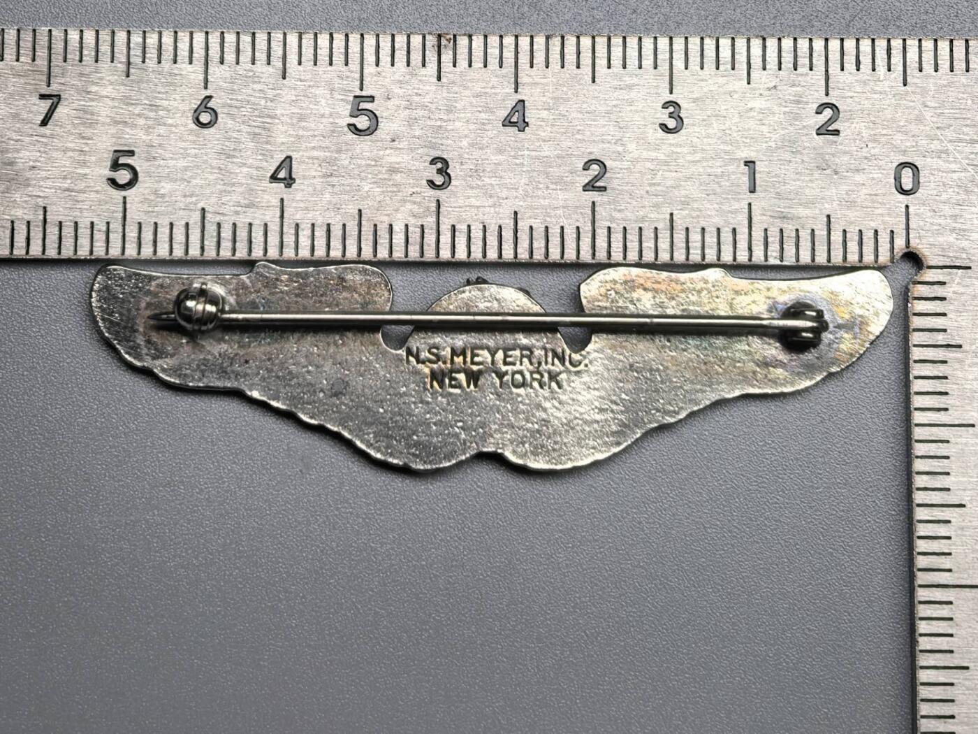 小驴勋章奖章收藏11月8日周六晚6点拍卖（珍爱和平，收藏战争，铭记历史，勿忘国耻，忠党爱国。有偿代拍，送拍规则在简介最后，参拍须阅读规则后再参拍，关系到运费包装发货时效真假辨别等关键信息，拍卖时不再发原图，看大图店主微信码在最后拍品里） 美国陆军航空兵空中观察员技能章，2英寸，二战时期横针版，梅耶厂