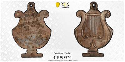 万国钱币拍卖第054期 - PCGS MS63 1896年秘鲁银制竖琴形洗礼勋章 背面铭文：安尼塞托·加洛与胡安娜·佩拉尔·利马 1896年1月20日米格尔·加列奥·迪埃斯·路易莎·W·德·佩拉尔  极美珍珠底色婚礼纪念银章 带原出售标签