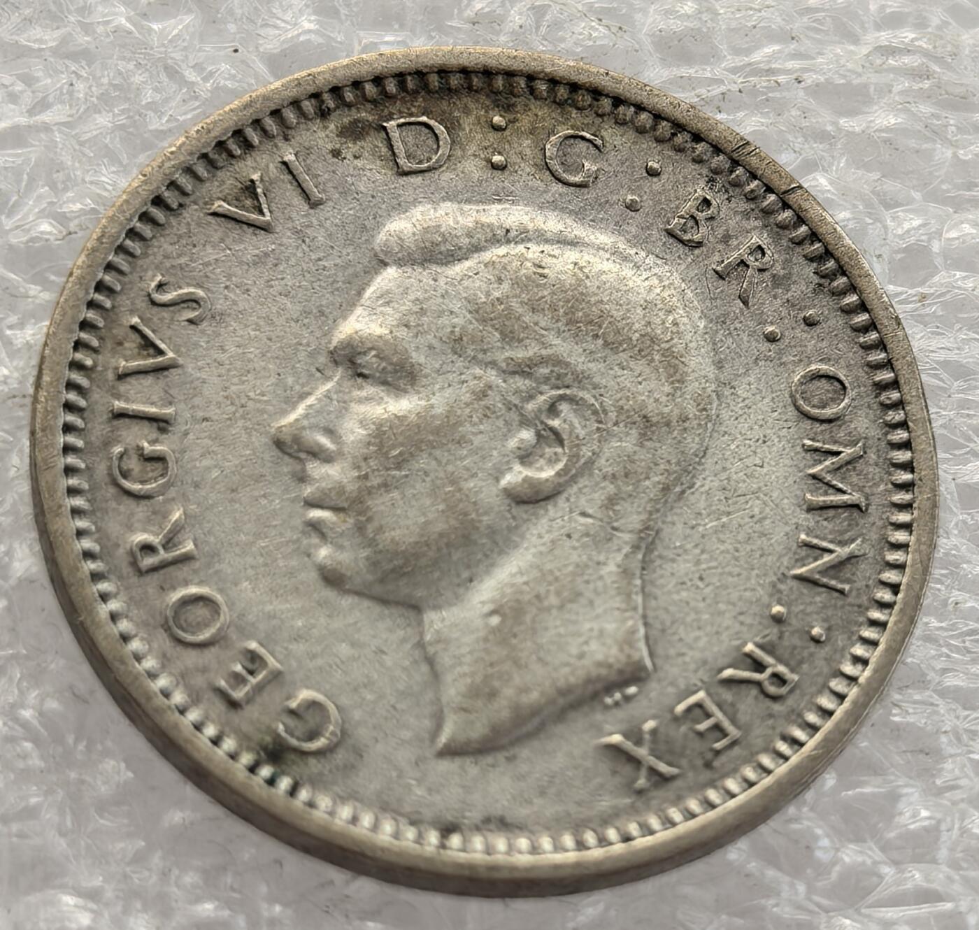  外国优质老铜币银币，周六九点倒数截拍，满百包邮，可寄存半年，喜欢朋友微信扫描二维码可直接参拍 英国1938年3便士银币