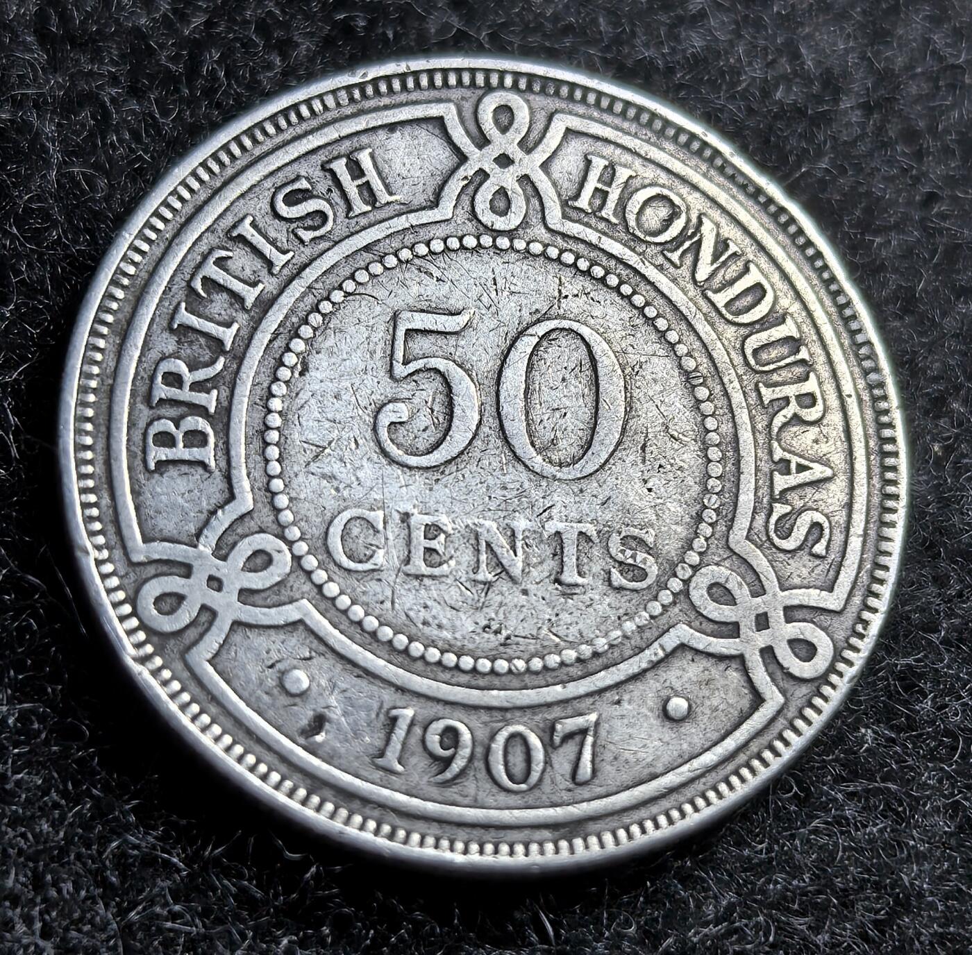 西班牙、丹属西印度、法属殖民地、乌拉圭银币古铜币，周五晚上九点倒数截拍，满百包邮，可寄存半年，喜欢朋友微信扫描二维码可直接参拍 好品相英属洪都拉斯1907年50分银币，km13