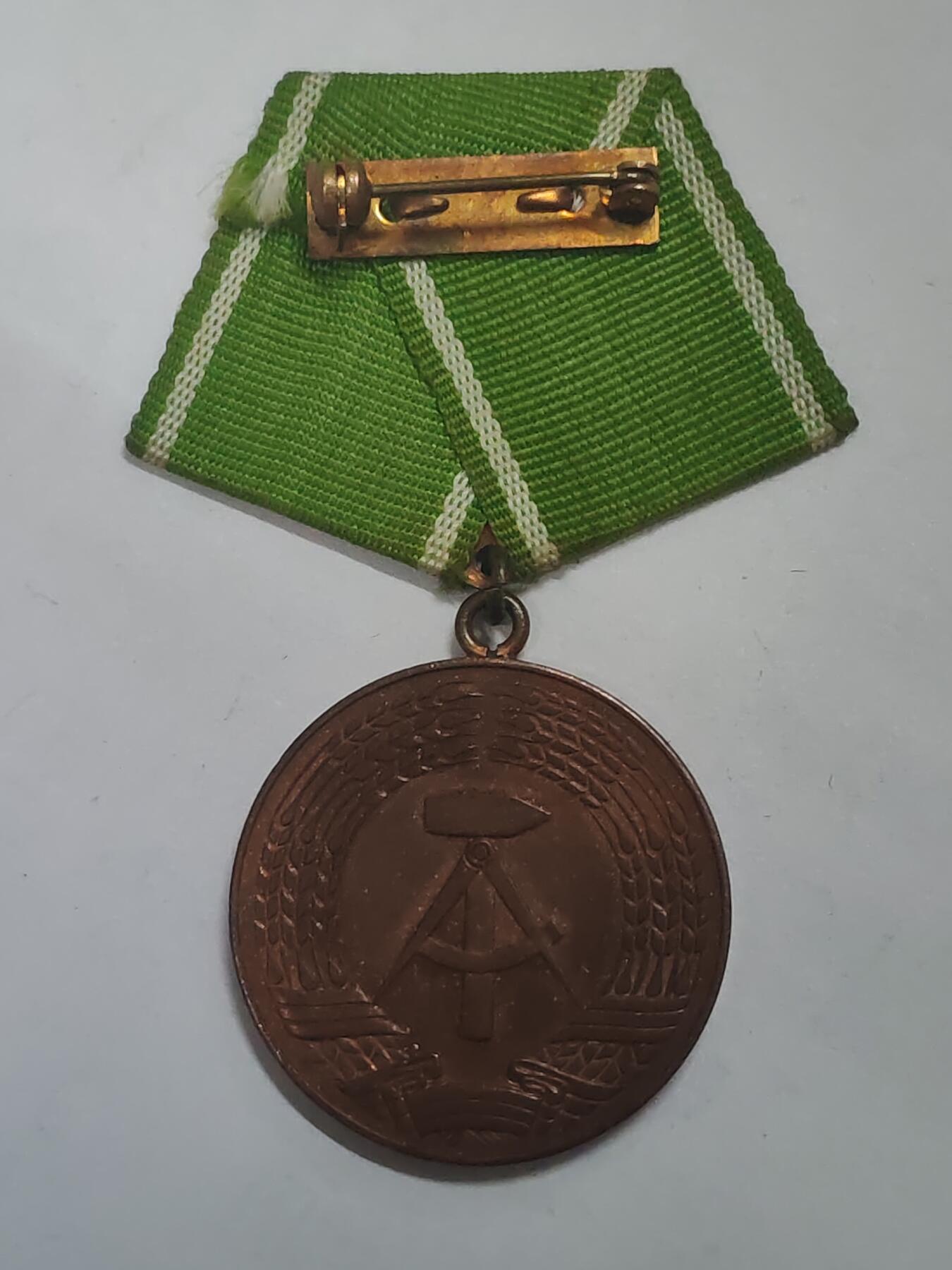 荷兰第128期勋赏拍卖 民主德国内务部武装力量杰出服务奖章 极早期无国徽版本