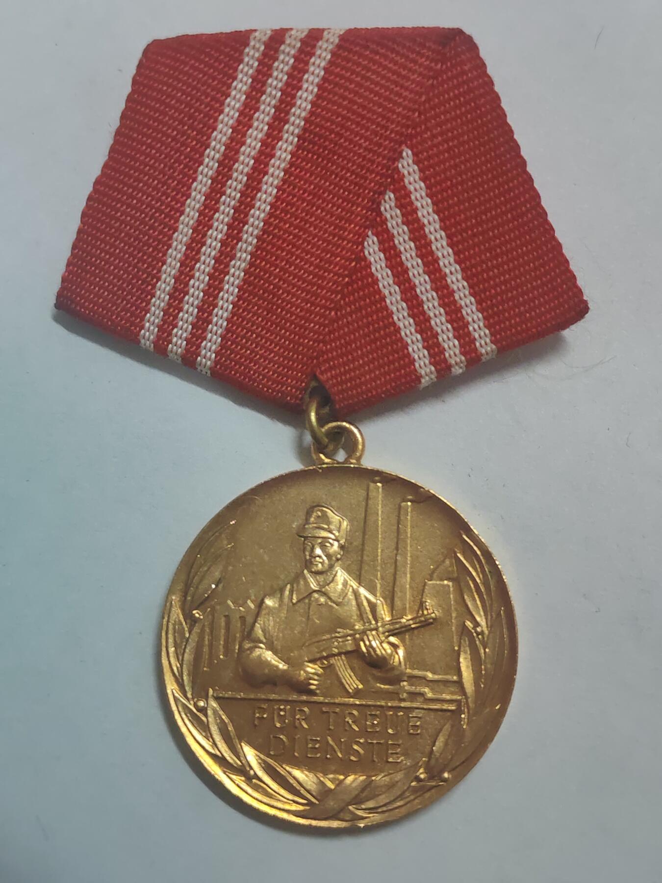 荷兰第128期勋赏拍卖 民主德国金级工战队忠诚服务奖章